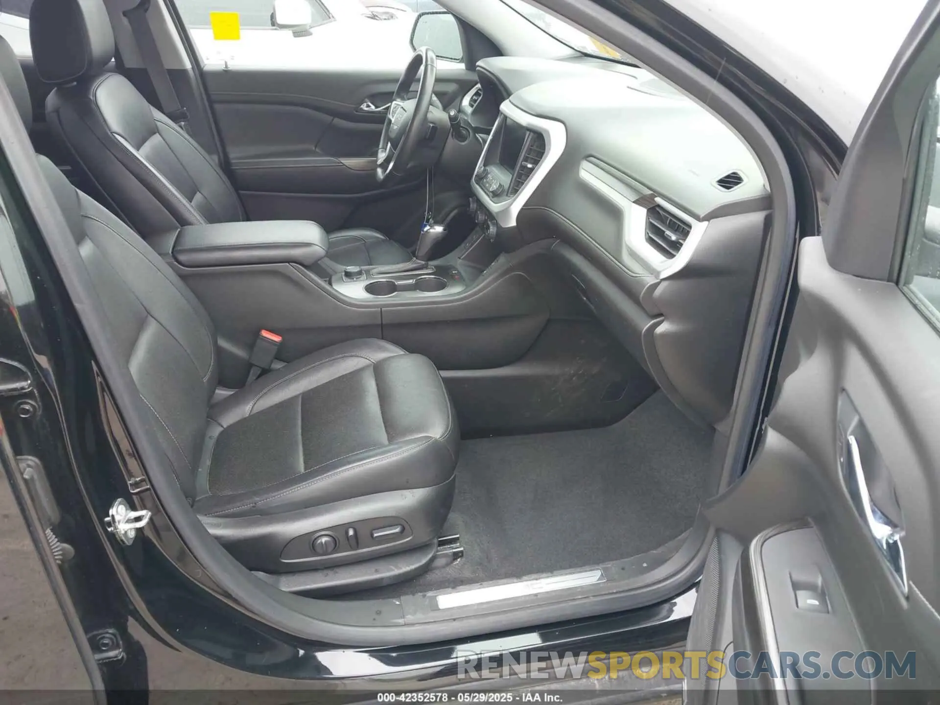 5 Photograph of a damaged car 1GKKNULS3KZ226034 GMC ACADIA 2019
