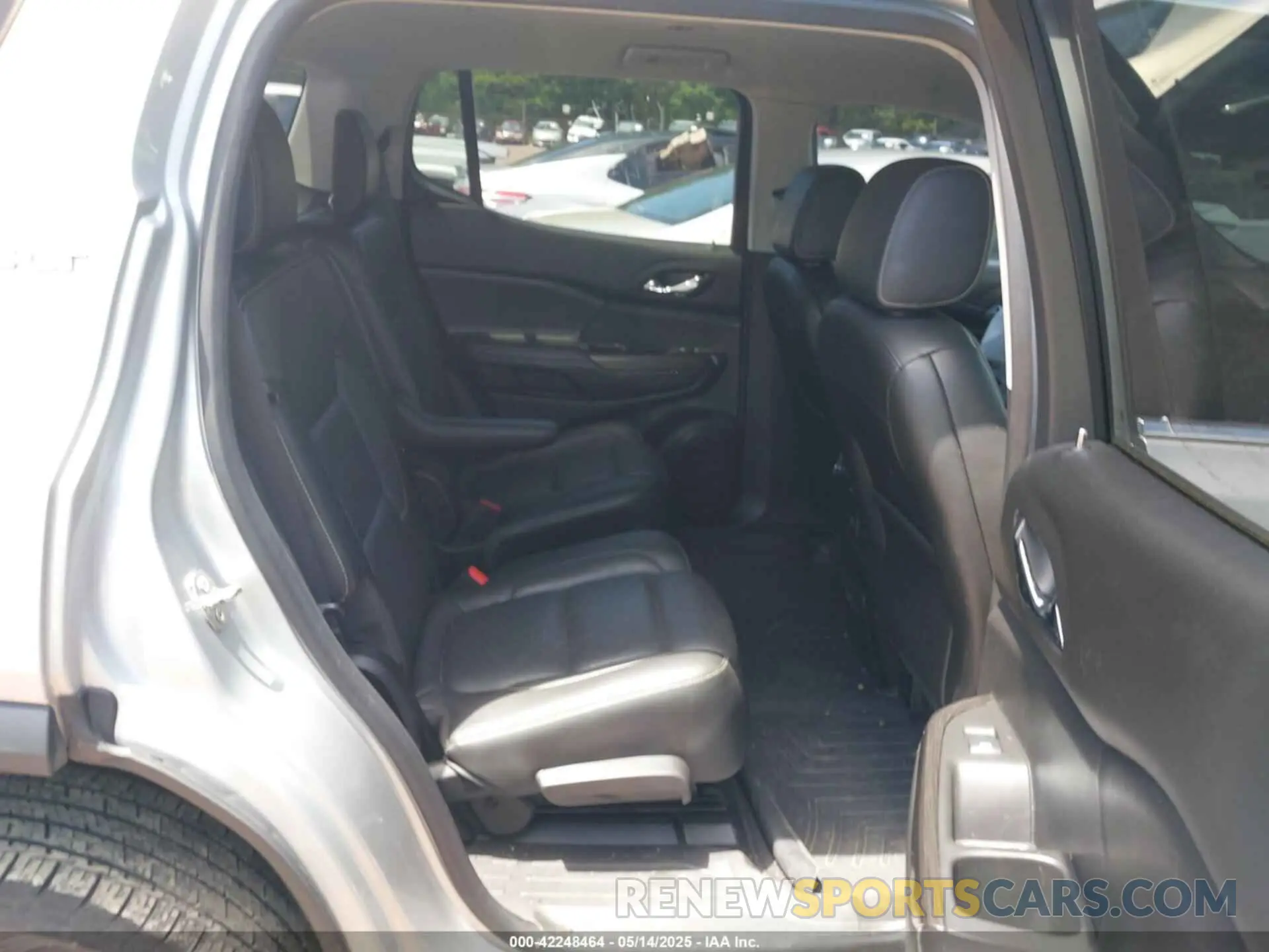 8 Photograph of a damaged car 1GKKNULS3KZ228513 GMC ACADIA 2019
