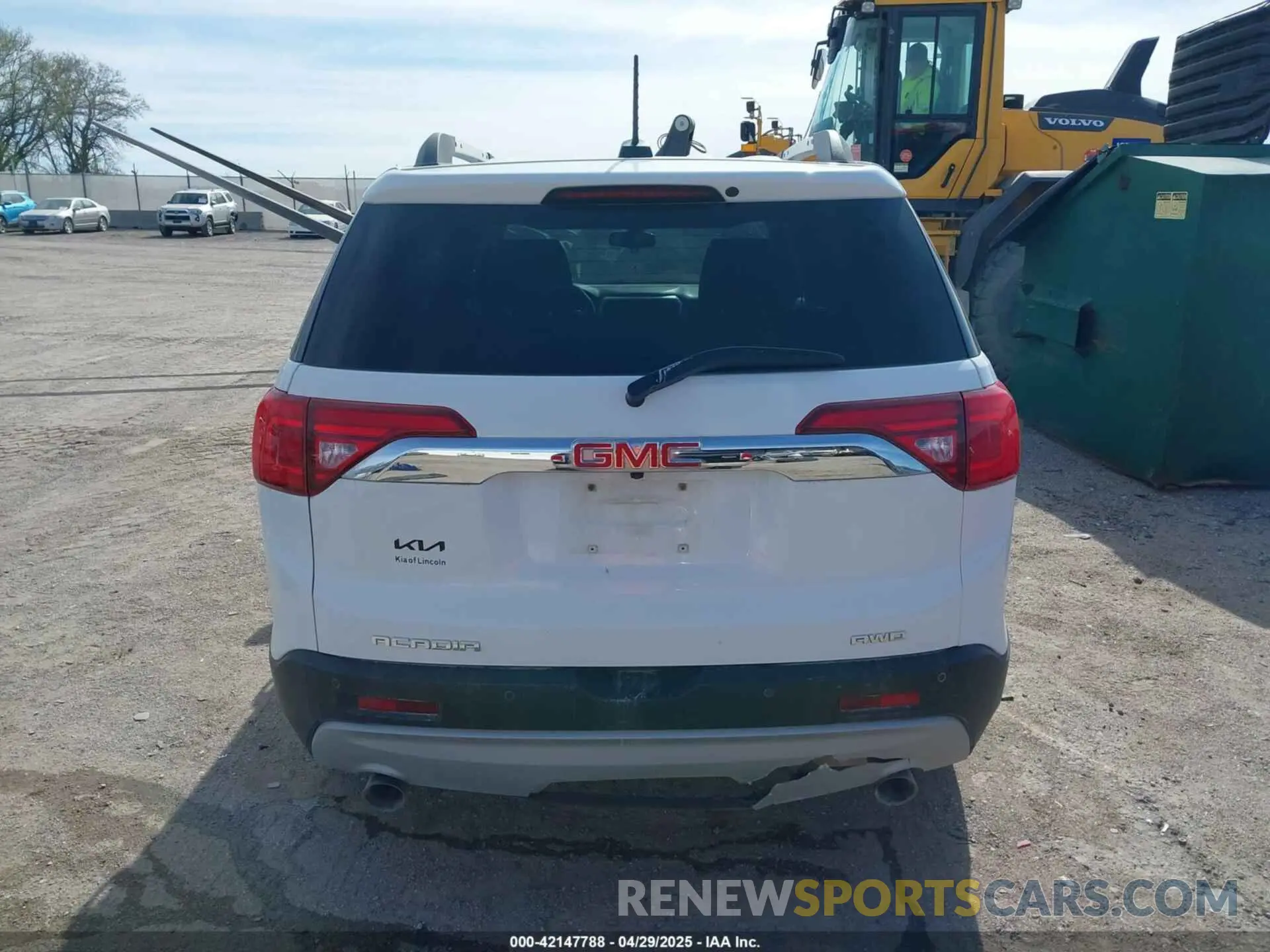 17 Photograph of a damaged car 1GKKNULS5KZ236581 GMC ACADIA 2019