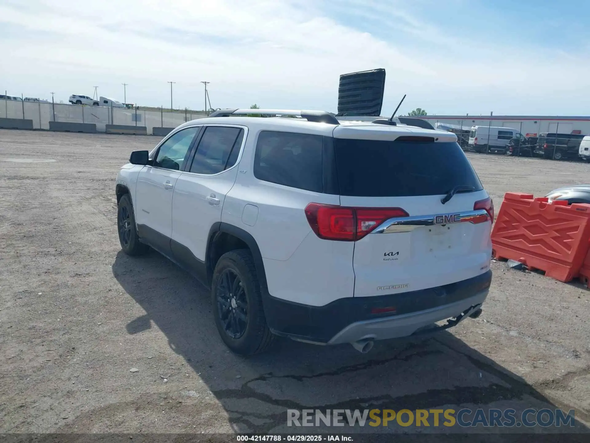 3 Photograph of a damaged car 1GKKNULS5KZ236581 GMC ACADIA 2019