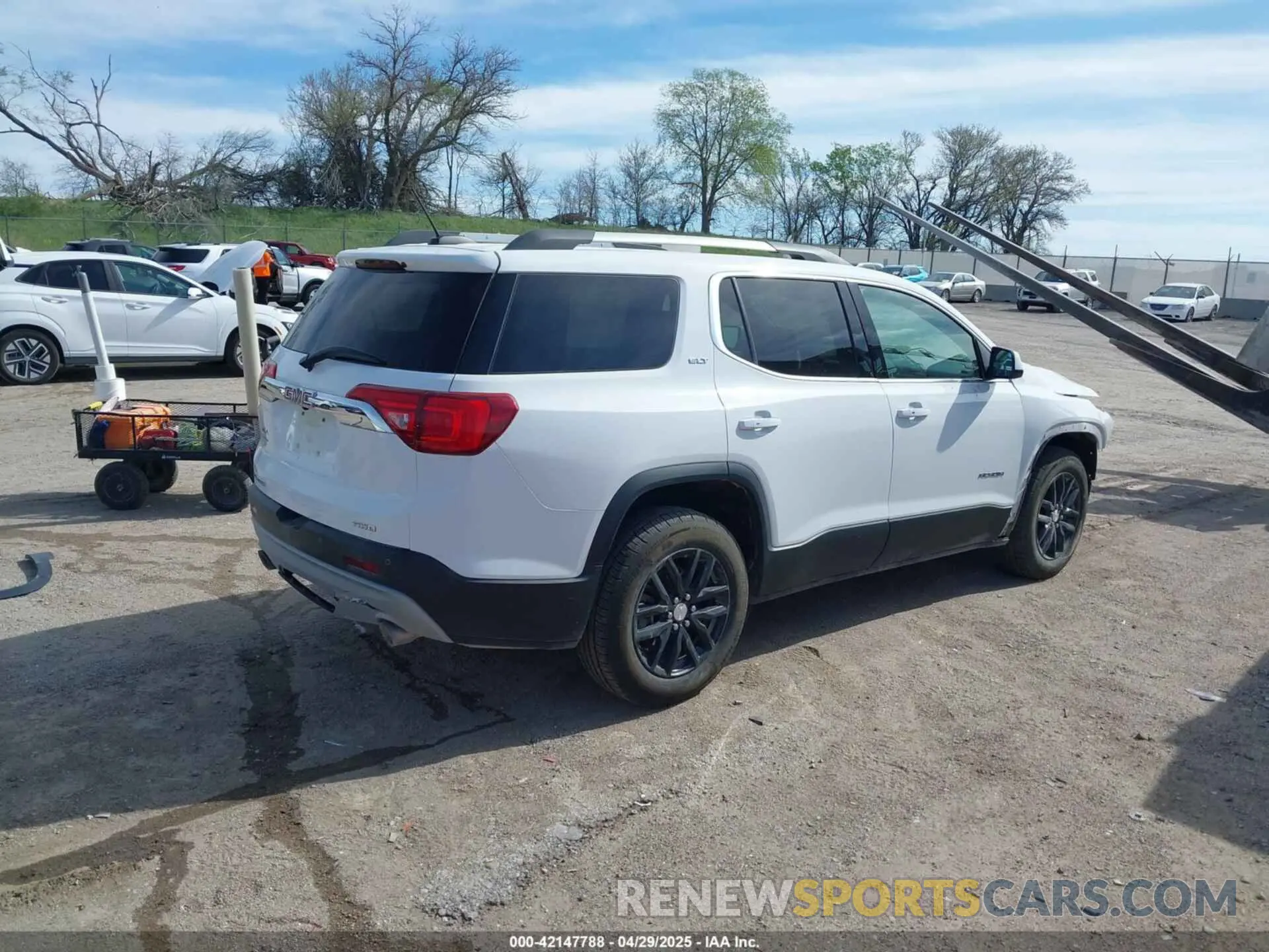 4 Photograph of a damaged car 1GKKNULS5KZ236581 GMC ACADIA 2019