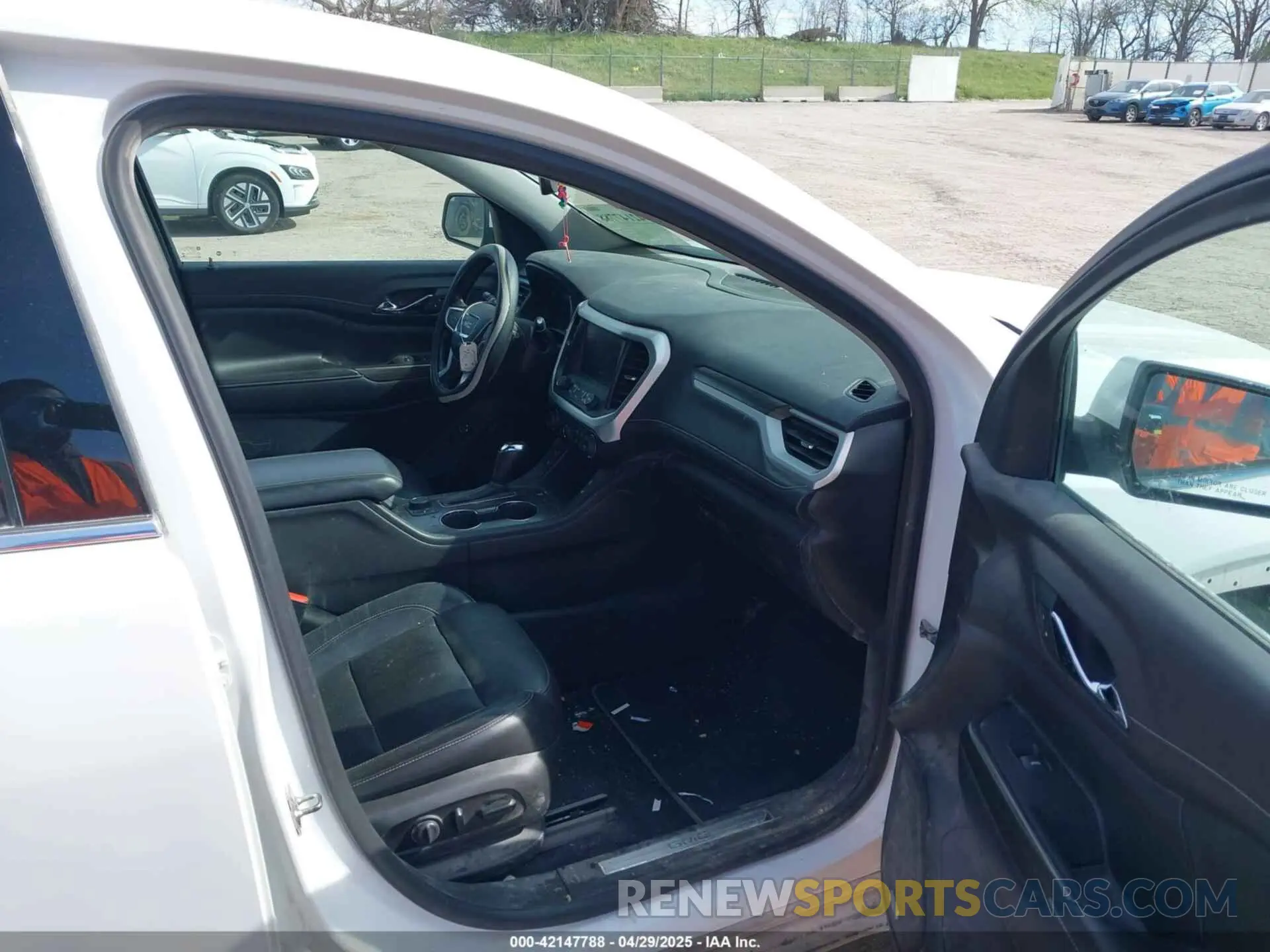5 Photograph of a damaged car 1GKKNULS5KZ236581 GMC ACADIA 2019