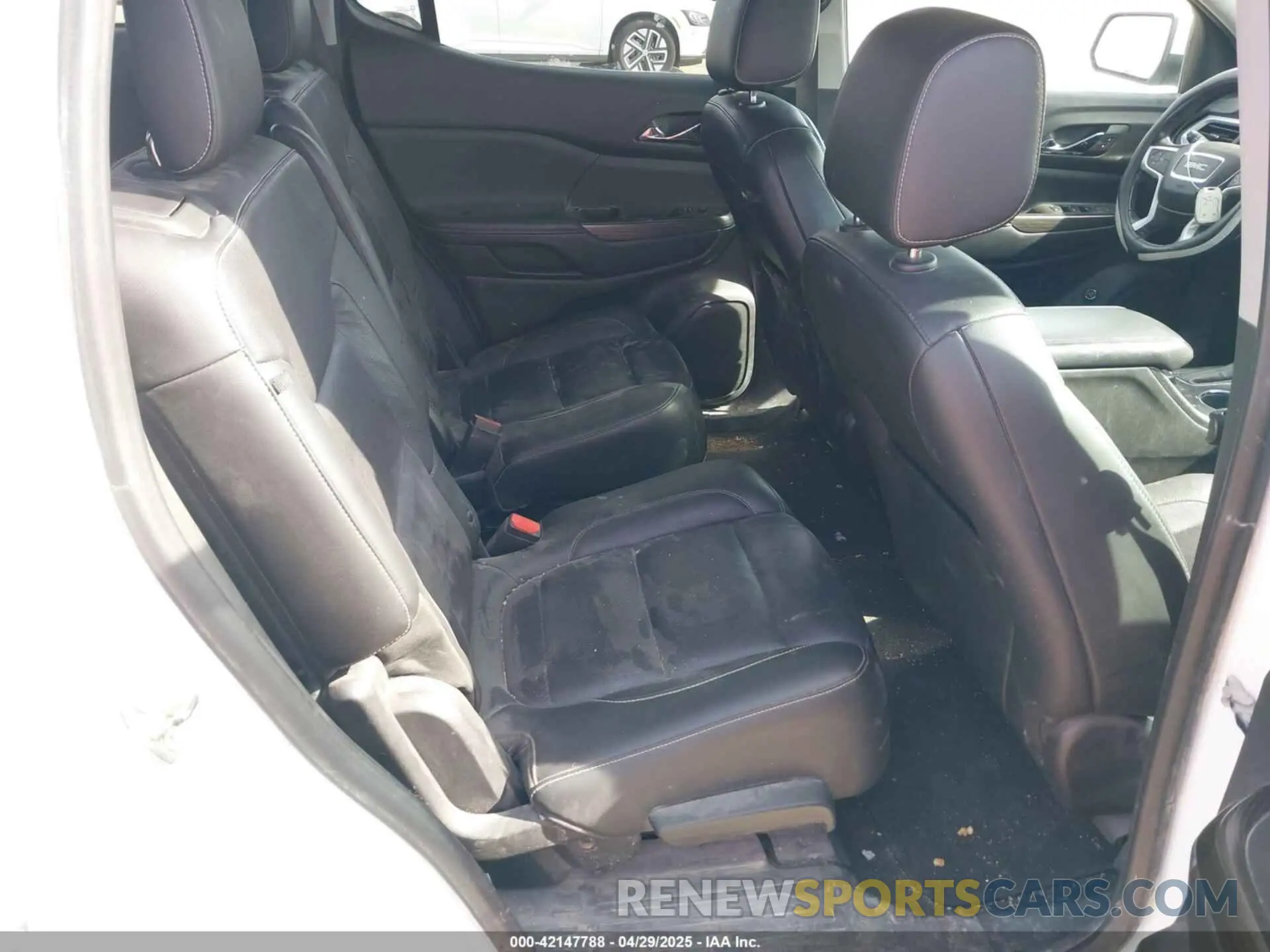 8 Photograph of a damaged car 1GKKNULS5KZ236581 GMC ACADIA 2019
