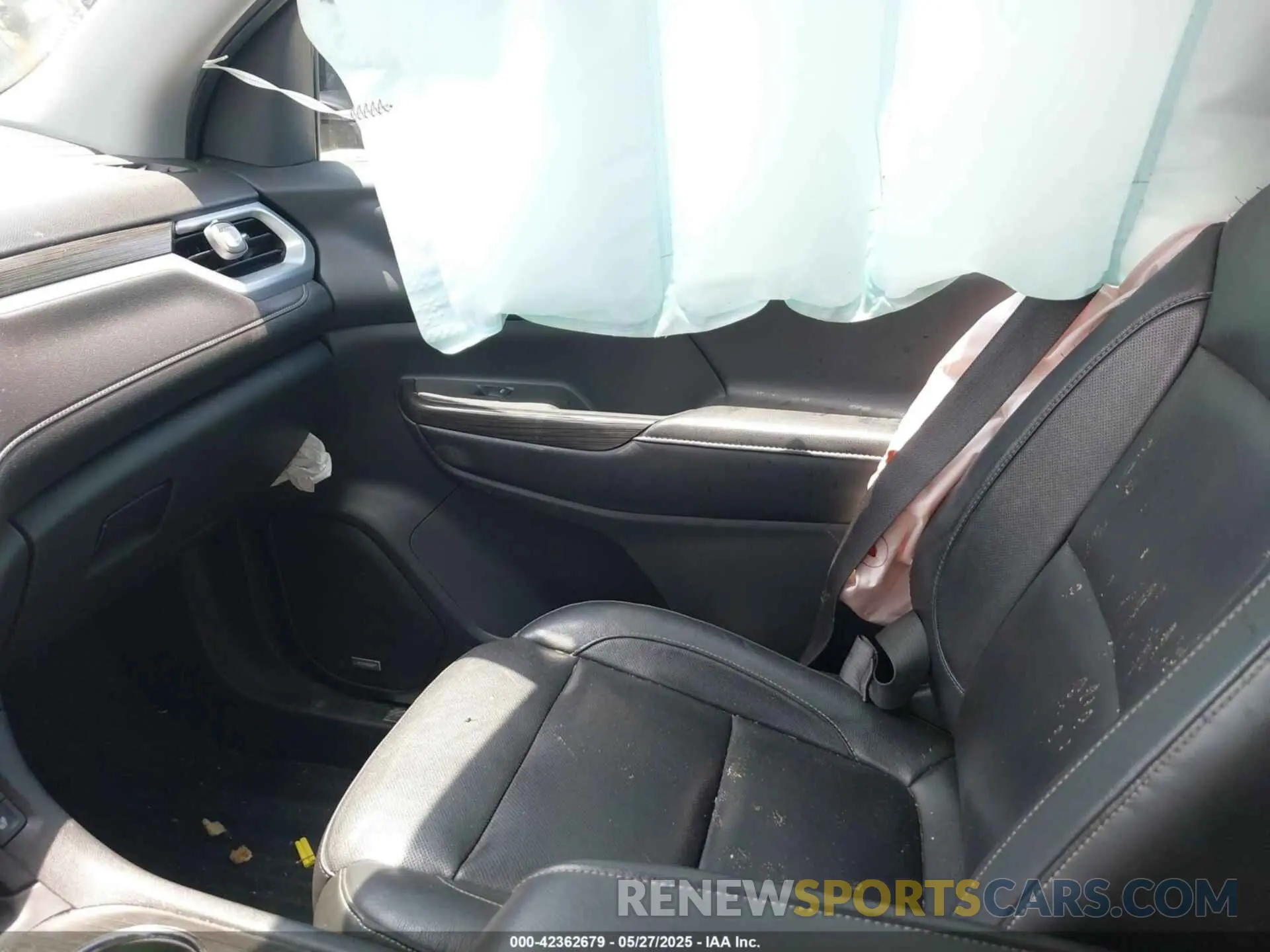 5 Photograph of a damaged car 1GKKNULS6KZ113405 GMC ACADIA 2019