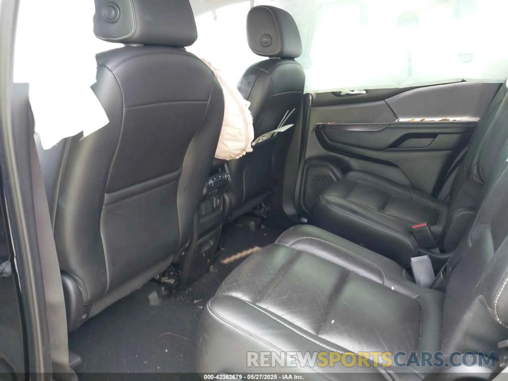 8 Photograph of a damaged car 1GKKNULS6KZ113405 GMC ACADIA 2019