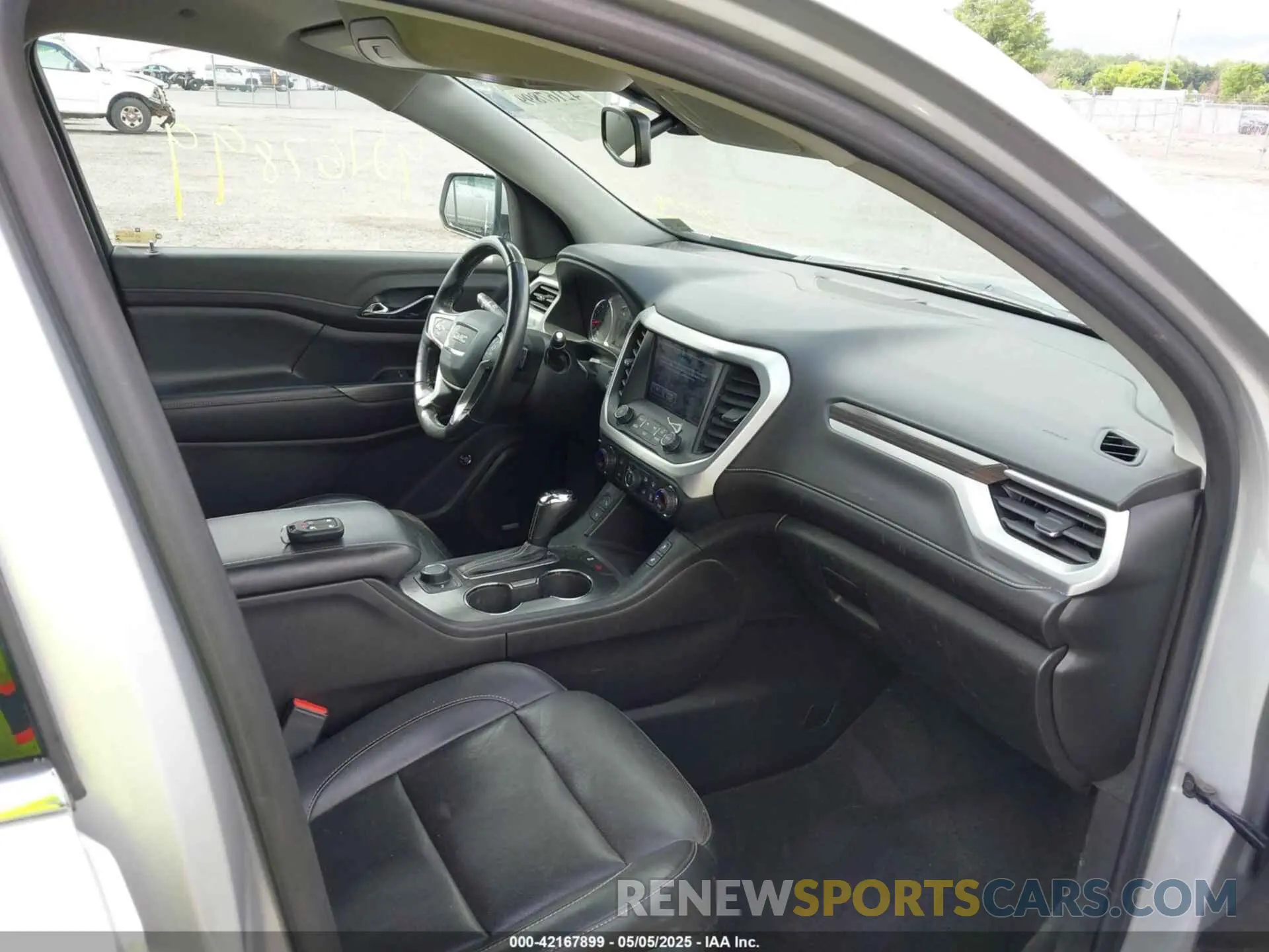 5 Photograph of a damaged car 1GKKNULS6KZ171434 GMC ACADIA 2019