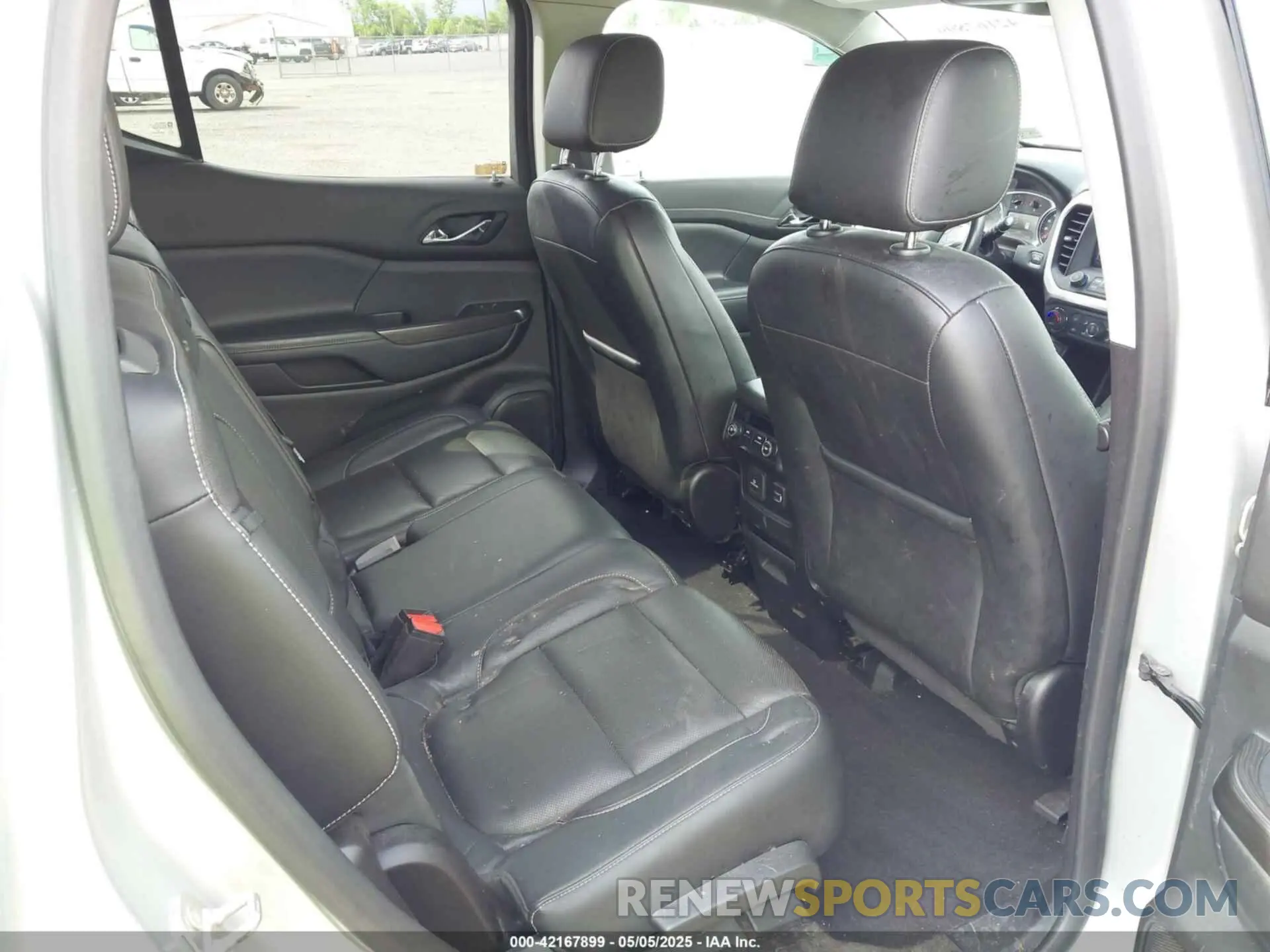 8 Photograph of a damaged car 1GKKNULS6KZ171434 GMC ACADIA 2019