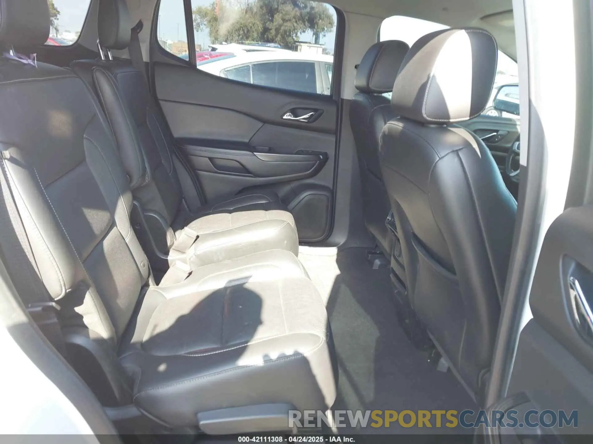 8 Photograph of a damaged car 1GKKNULS6KZ187505 GMC ACADIA 2019