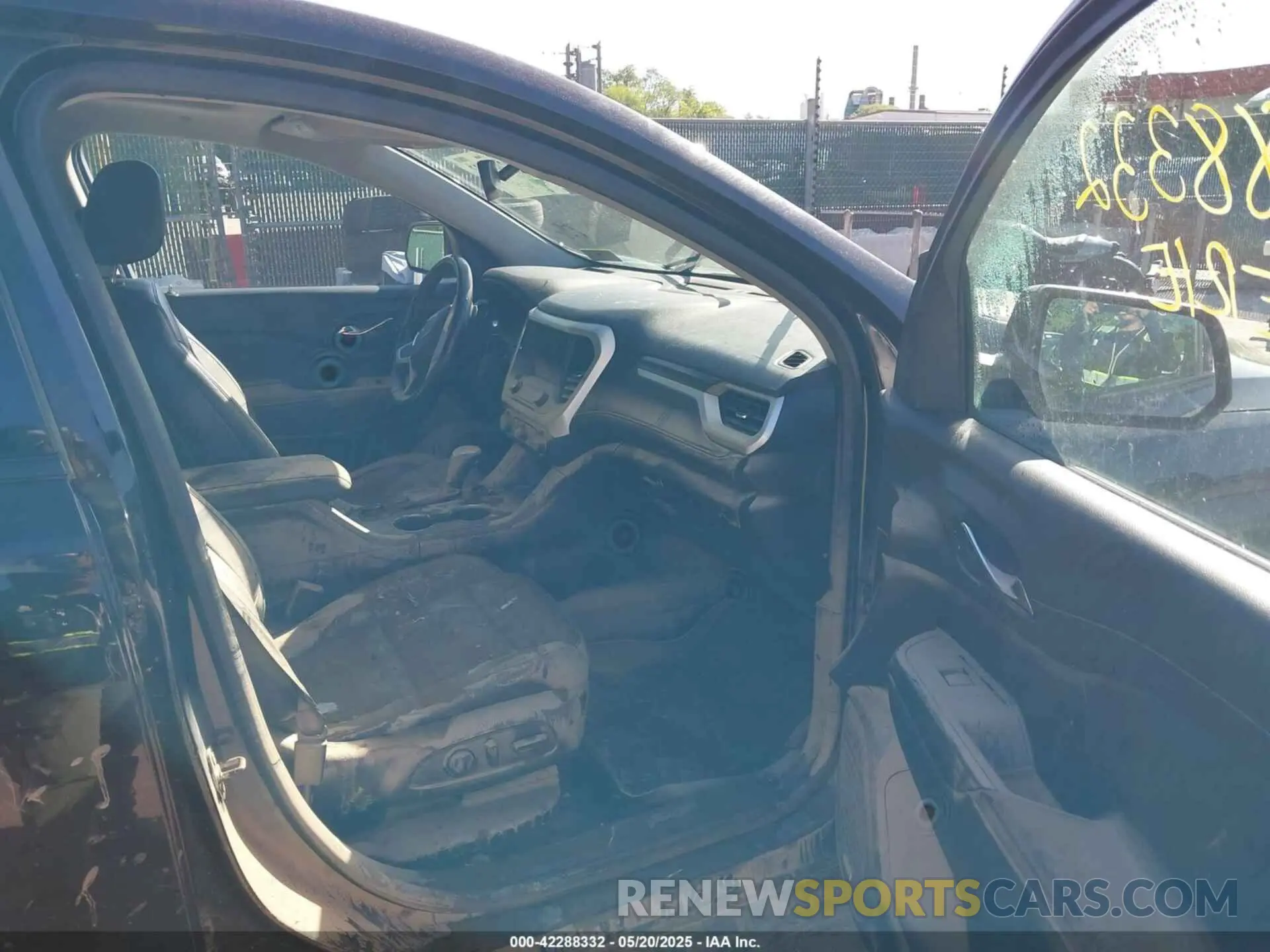 5 Photograph of a damaged car 1GKKNULS6KZ210622 GMC ACADIA 2019