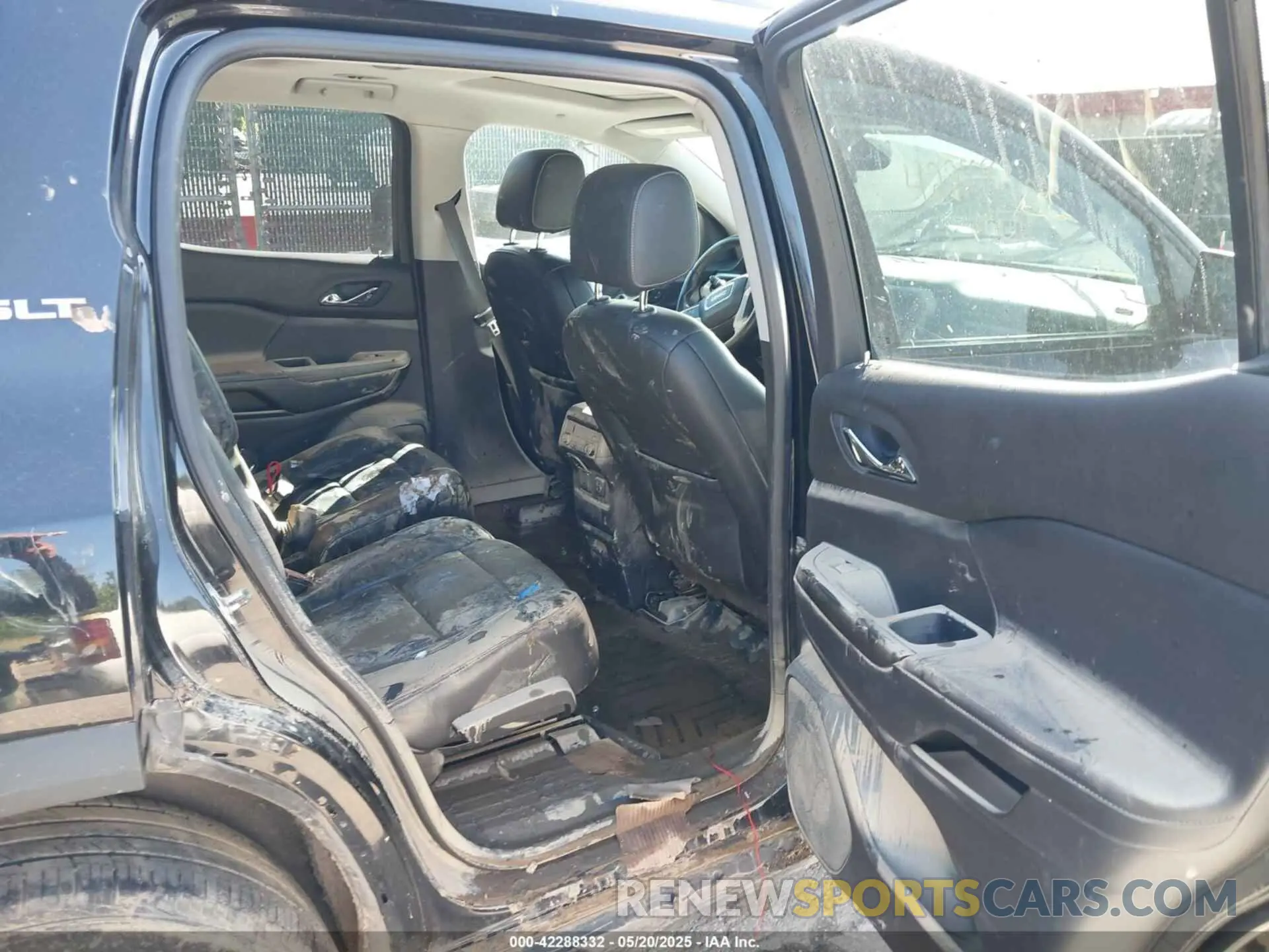 8 Photograph of a damaged car 1GKKNULS6KZ210622 GMC ACADIA 2019