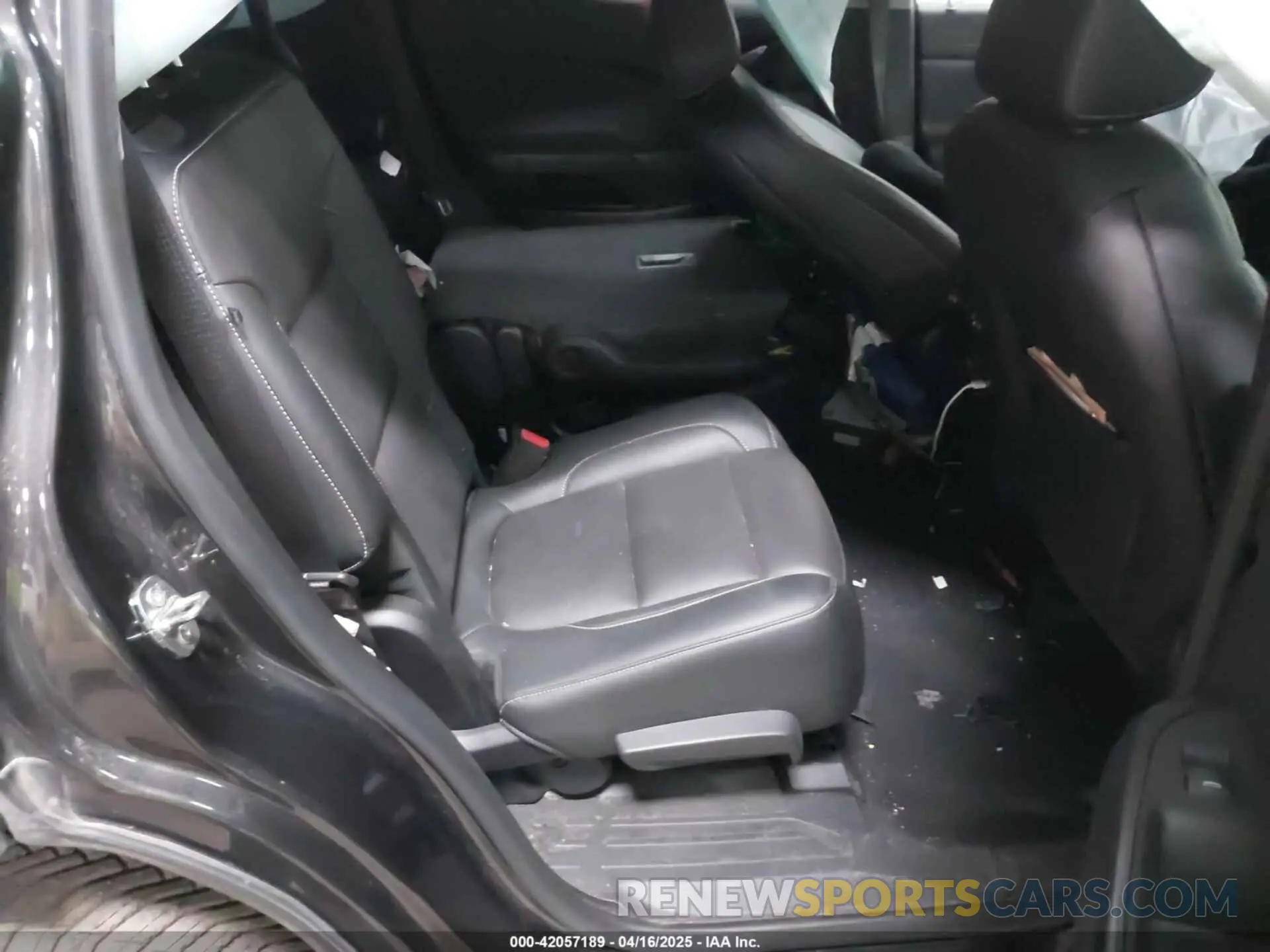 8 Photograph of a damaged car 1GKKNULS7KZ157722 GMC ACADIA 2019