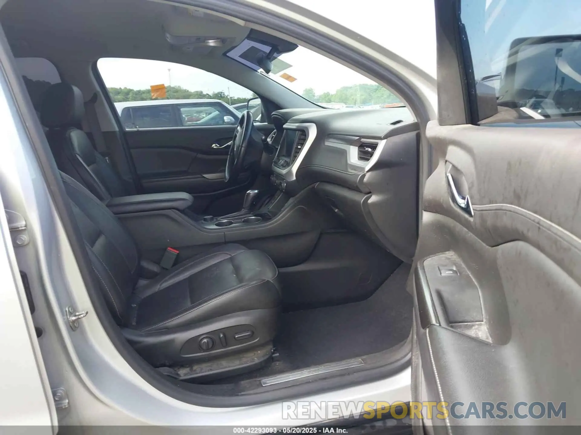 5 Photograph of a damaged car 1GKKNULS7KZ193894 GMC ACADIA 2019
