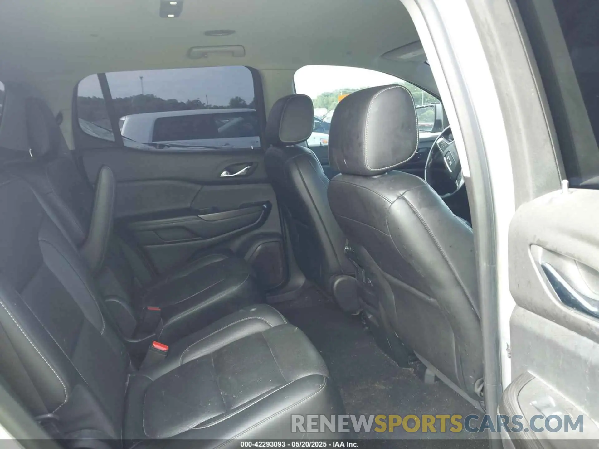 8 Photograph of a damaged car 1GKKNULS7KZ193894 GMC ACADIA 2019
