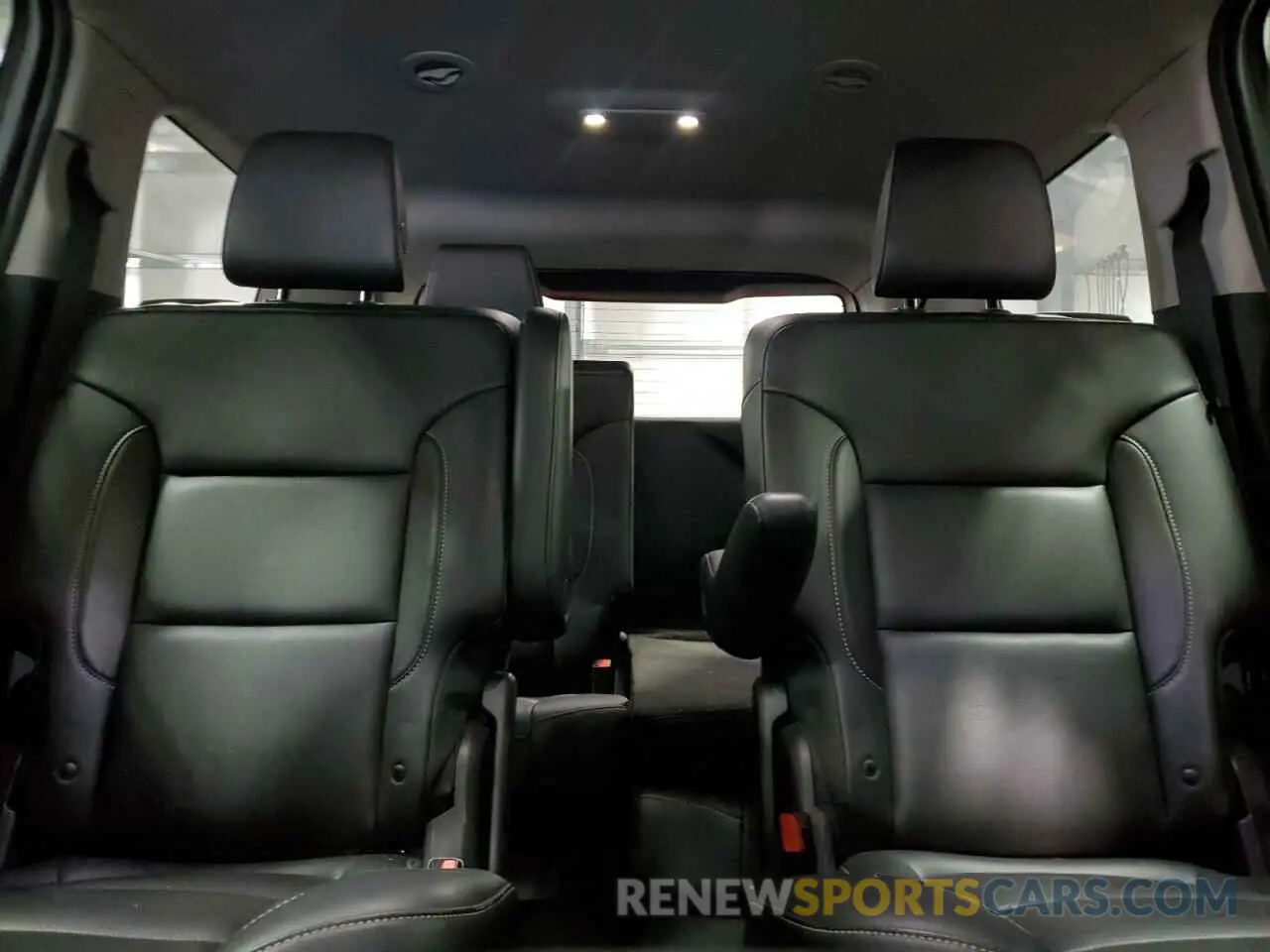 10 Photograph of a damaged car 1GKKNULS9KZ235370 GMC ACADIA 2019