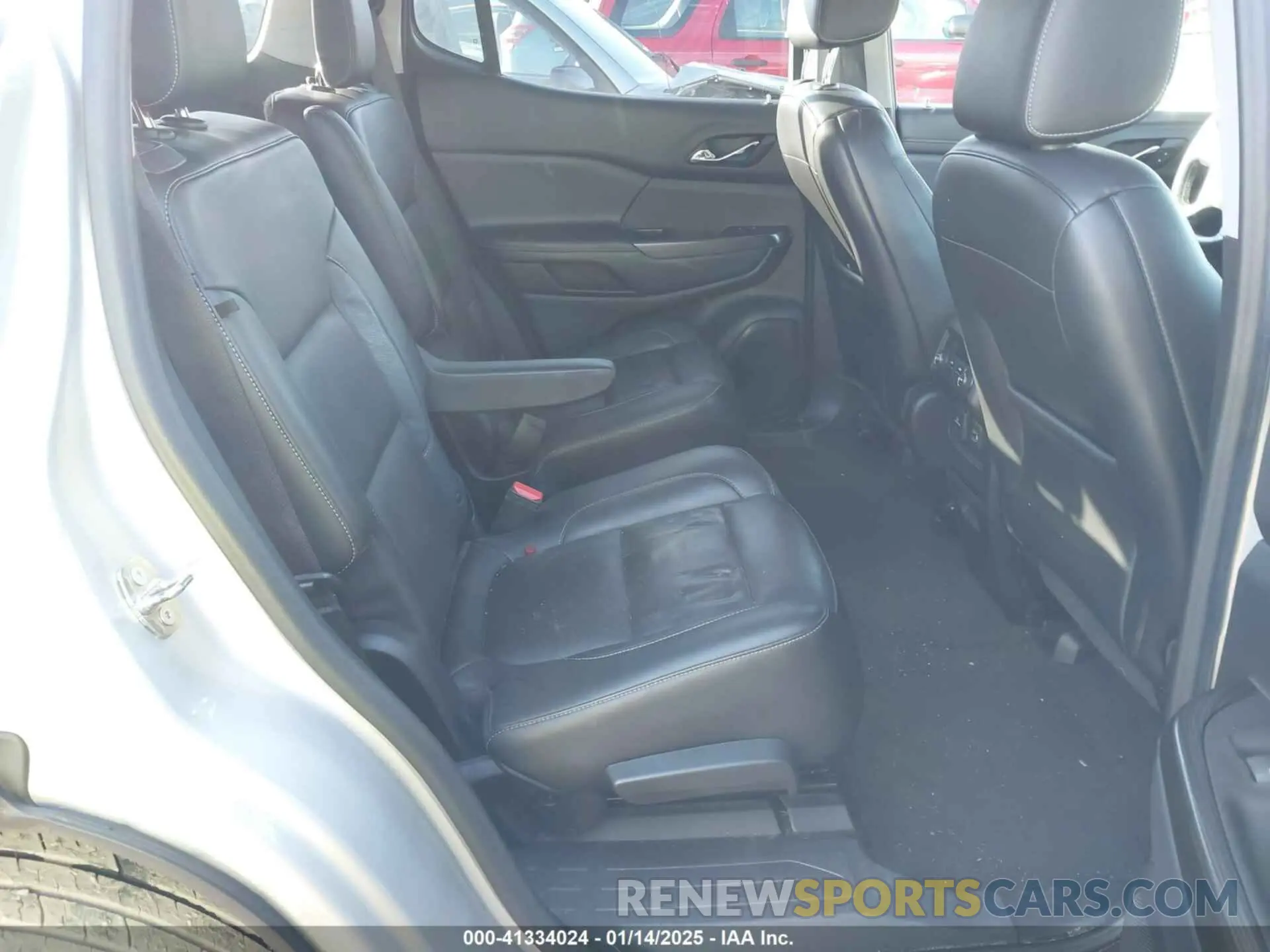 8 Photograph of a damaged car 1GKKNULS9KZ269941 GMC ACADIA 2019