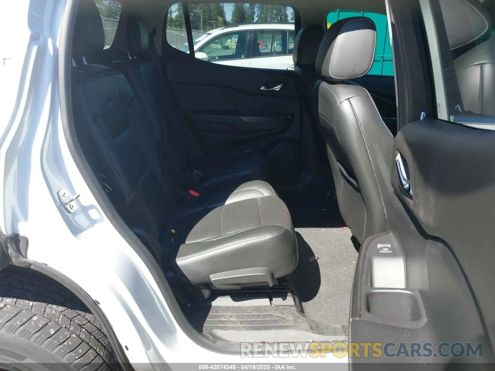 8 Photograph of a damaged car 1GKKNULS9KZ284651 GMC ACADIA 2019