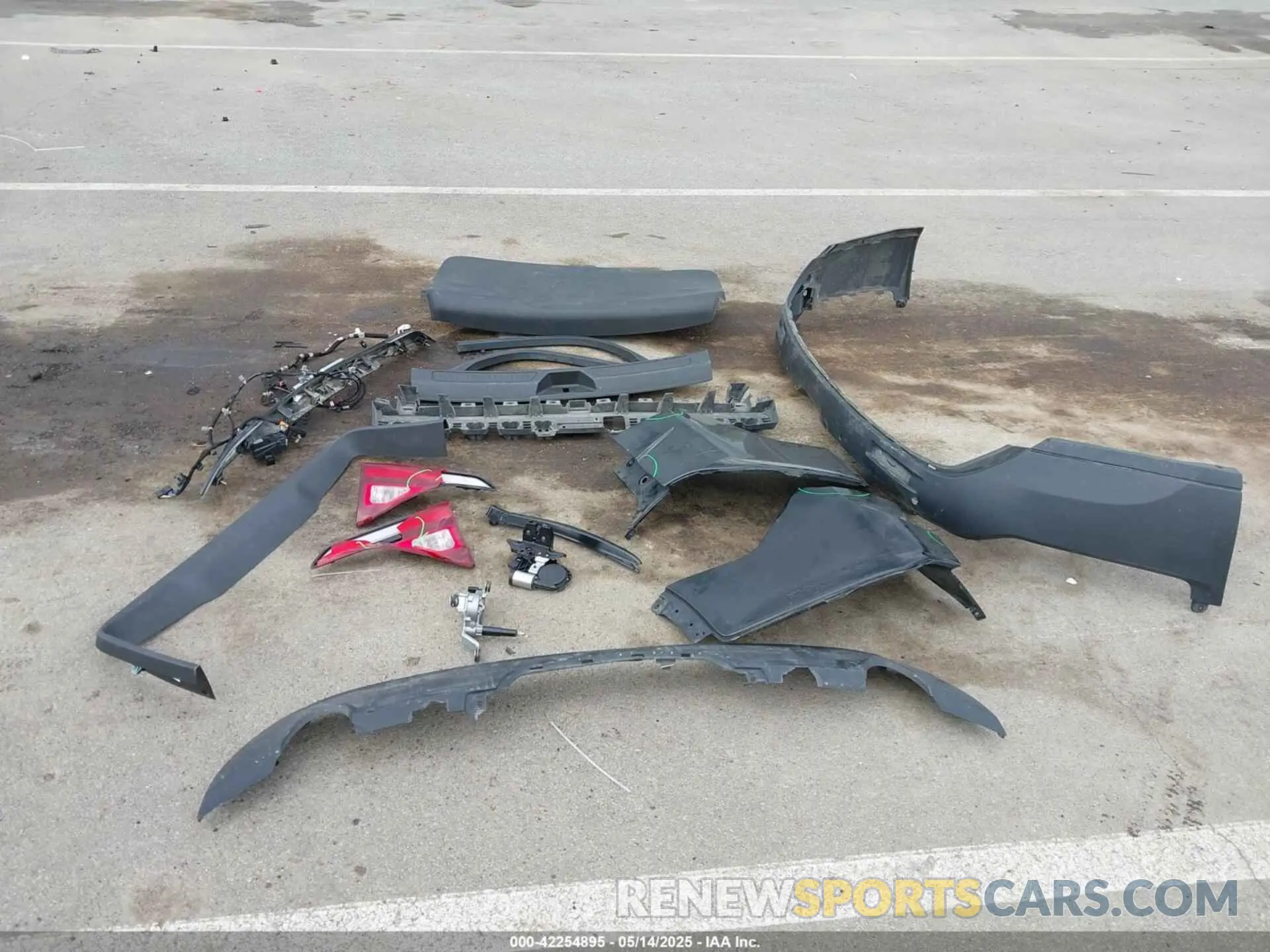 18 Photograph of a damaged car 1GKKNULSXKZ264229 GMC ACADIA 2019