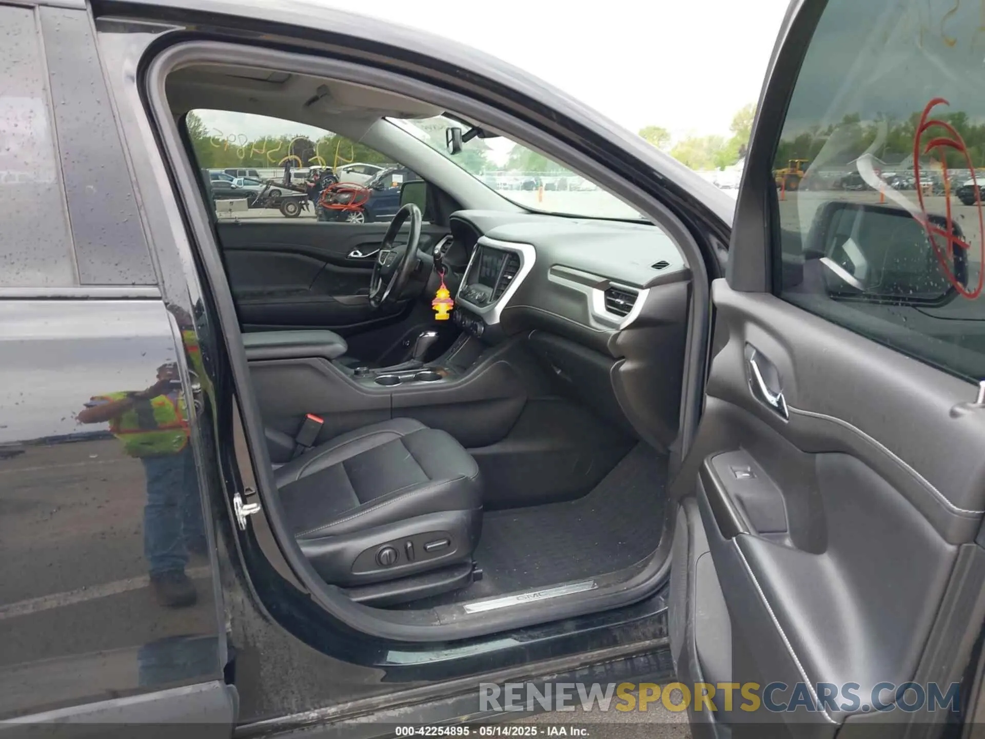 5 Photograph of a damaged car 1GKKNULSXKZ264229 GMC ACADIA 2019