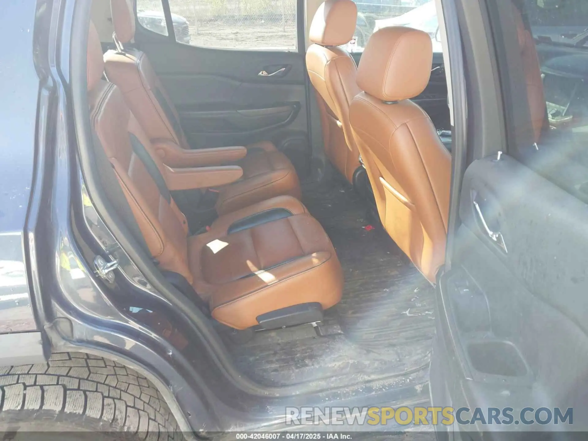8 Photograph of a damaged car 1GKKNVLS5KZ185377 GMC ACADIA 2019