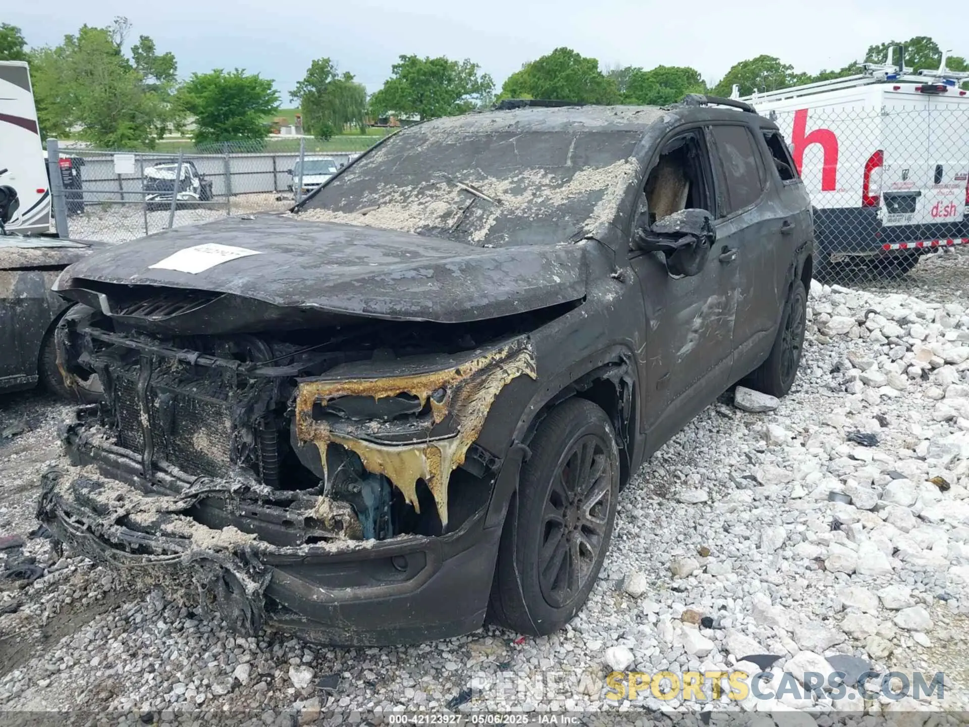 2 Photograph of a damaged car 1GKKNVLS6KZ158317 GMC ACADIA 2019