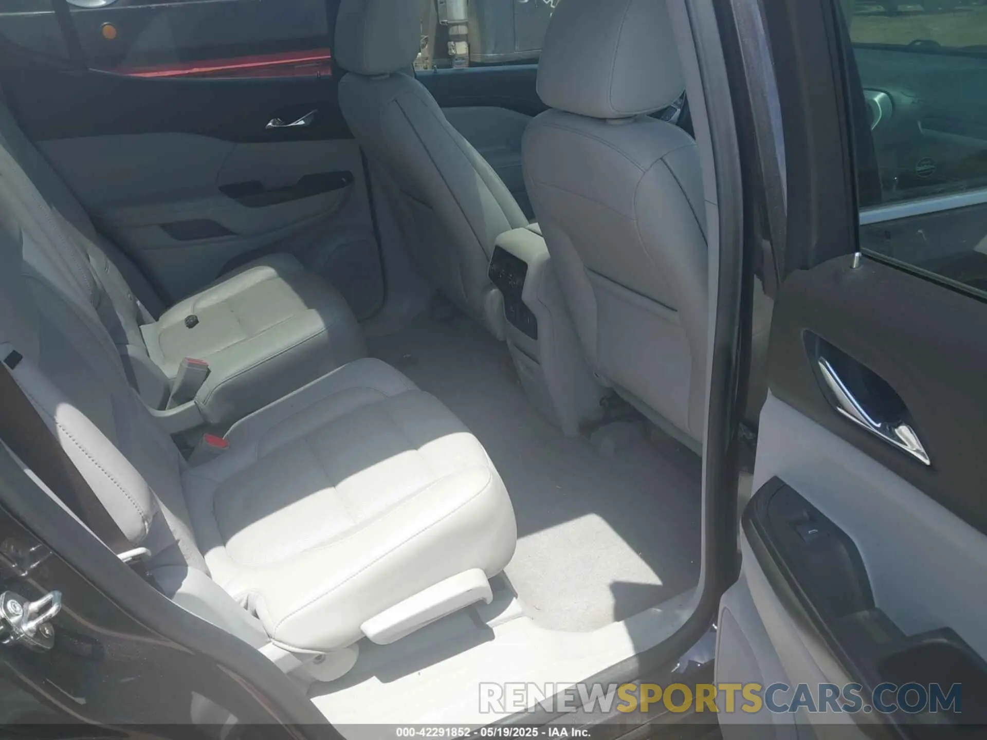 8 Photograph of a damaged car 1GKKNWLS5KZ139716 GMC ACADIA 2019