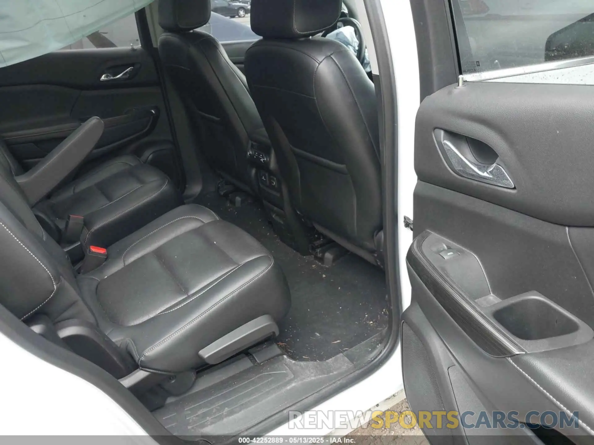 8 Photograph of a damaged car 1GKKNWLS6KZ201091 GMC ACADIA 2019