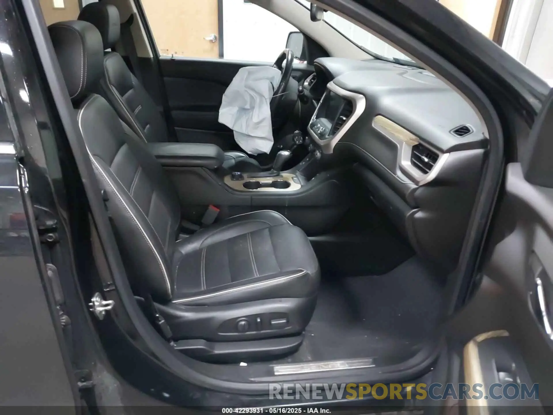5 Photograph of a damaged car 1GKKNXLS0KZ112252 GMC ACADIA 2019