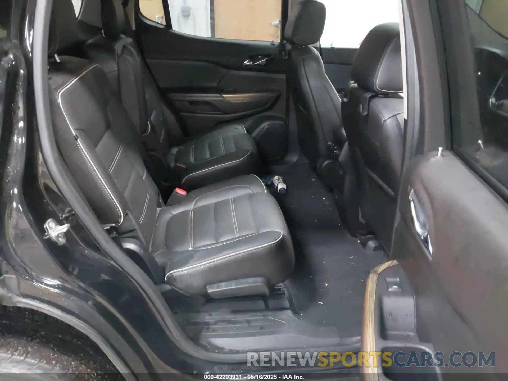 8 Photograph of a damaged car 1GKKNXLS0KZ112252 GMC ACADIA 2019
