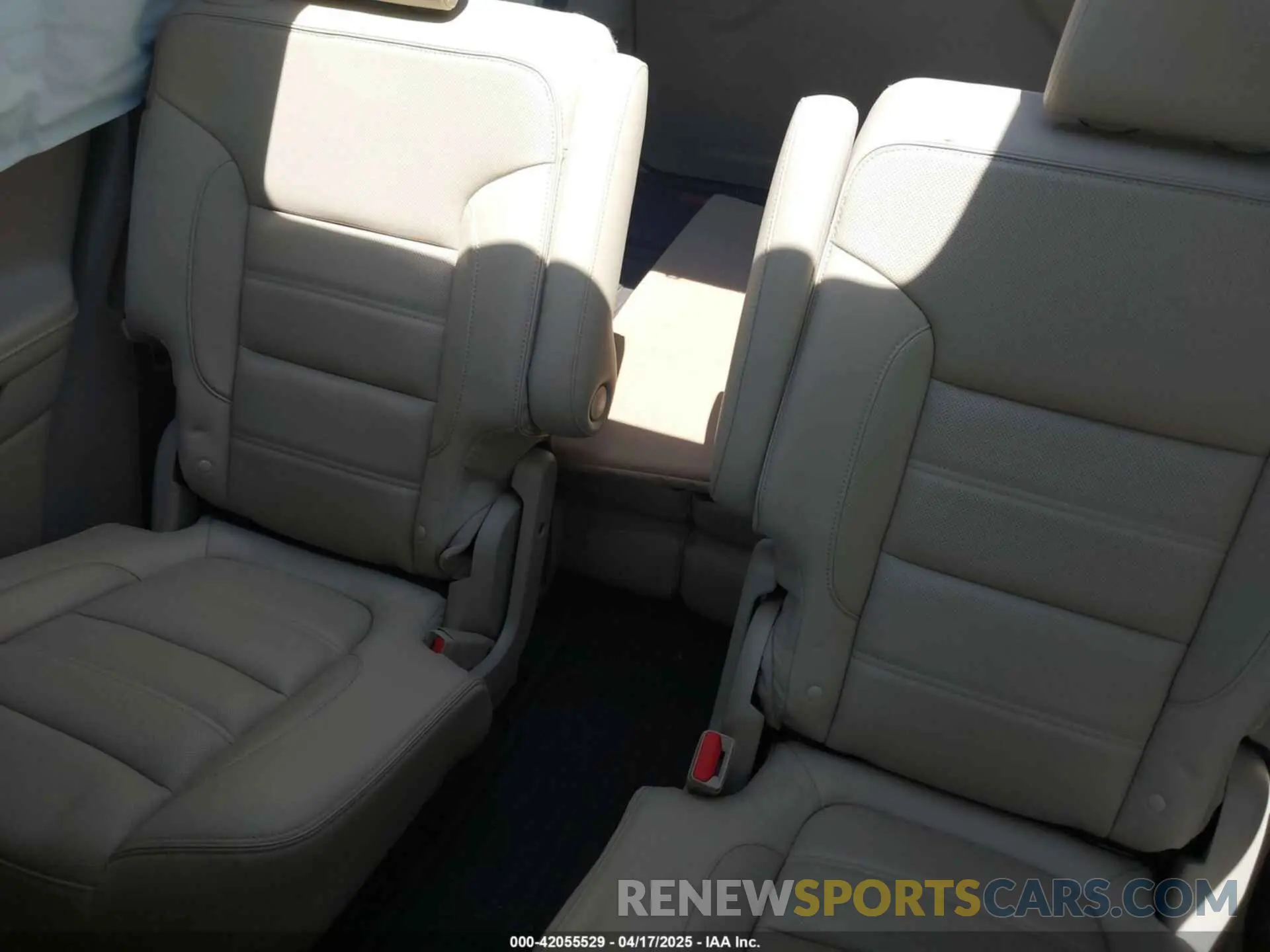 8 Photograph of a damaged car 1GKKNXLS4KZ114232 GMC ACADIA 2019