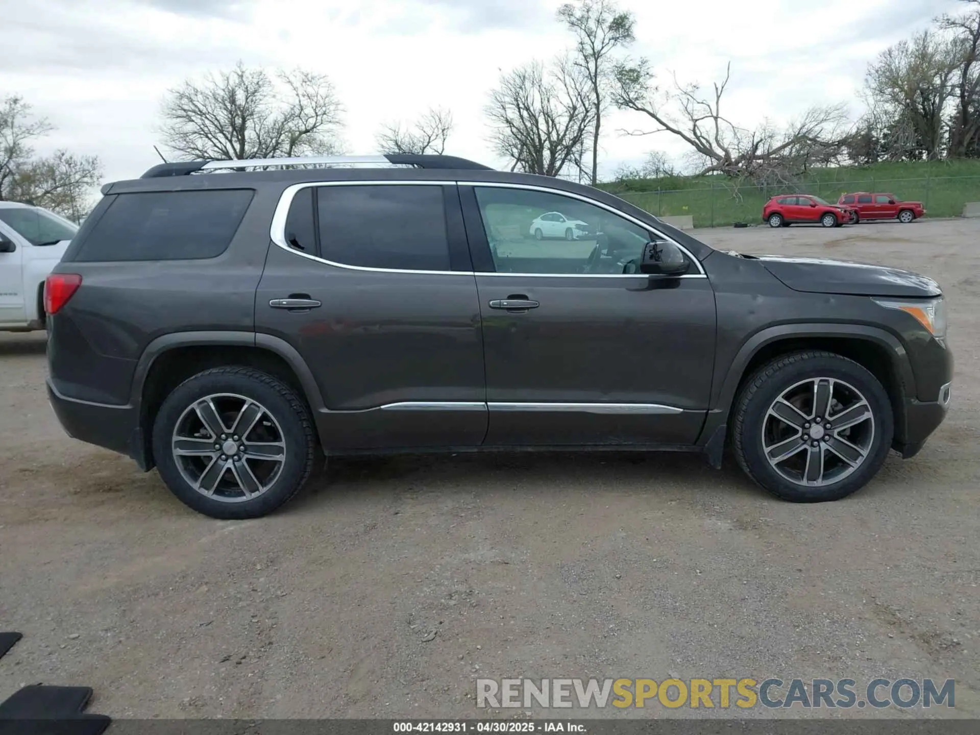 14 Photograph of a damaged car 1GKKNXLS4KZ137980 GMC ACADIA 2019