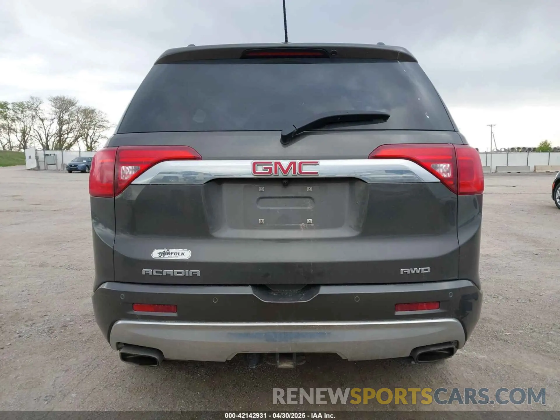 17 Photograph of a damaged car 1GKKNXLS4KZ137980 GMC ACADIA 2019
