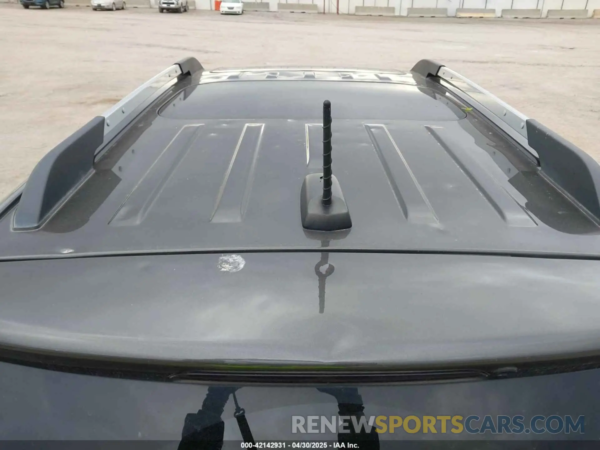 18 Photograph of a damaged car 1GKKNXLS4KZ137980 GMC ACADIA 2019