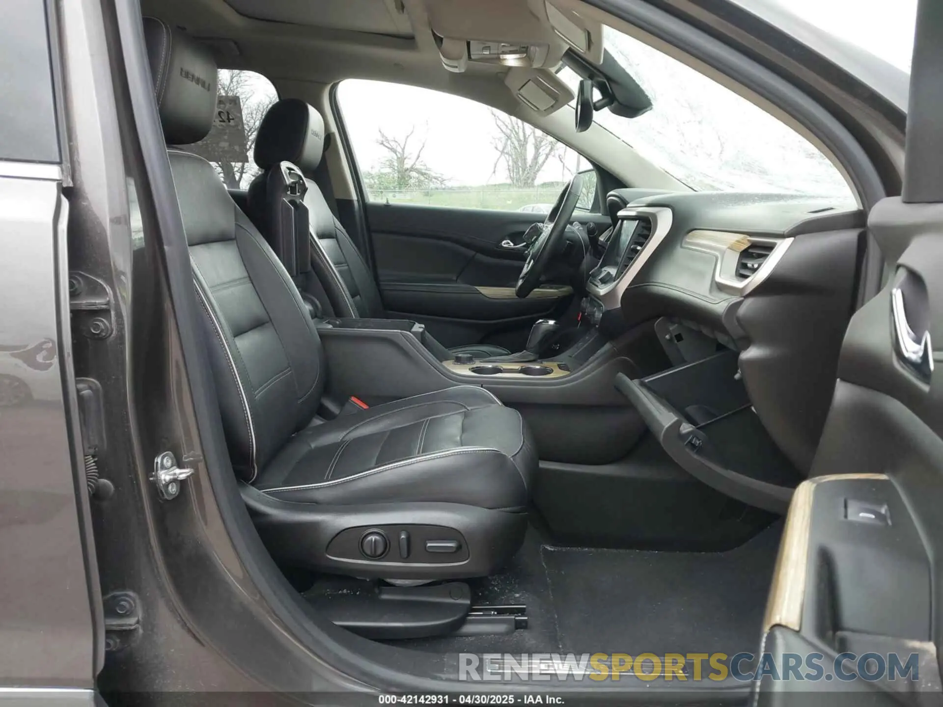 5 Photograph of a damaged car 1GKKNXLS4KZ137980 GMC ACADIA 2019