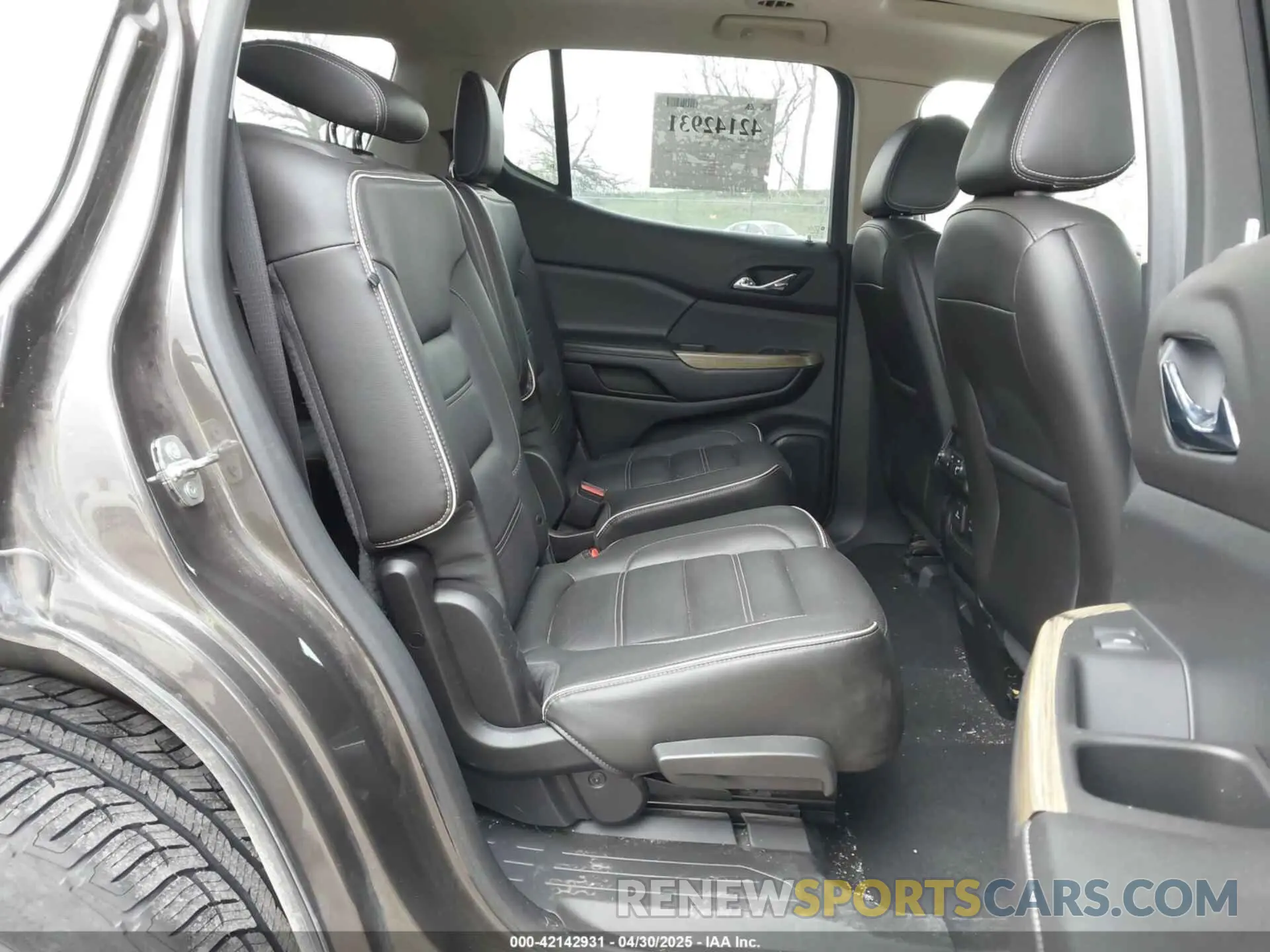 8 Photograph of a damaged car 1GKKNXLS4KZ137980 GMC ACADIA 2019