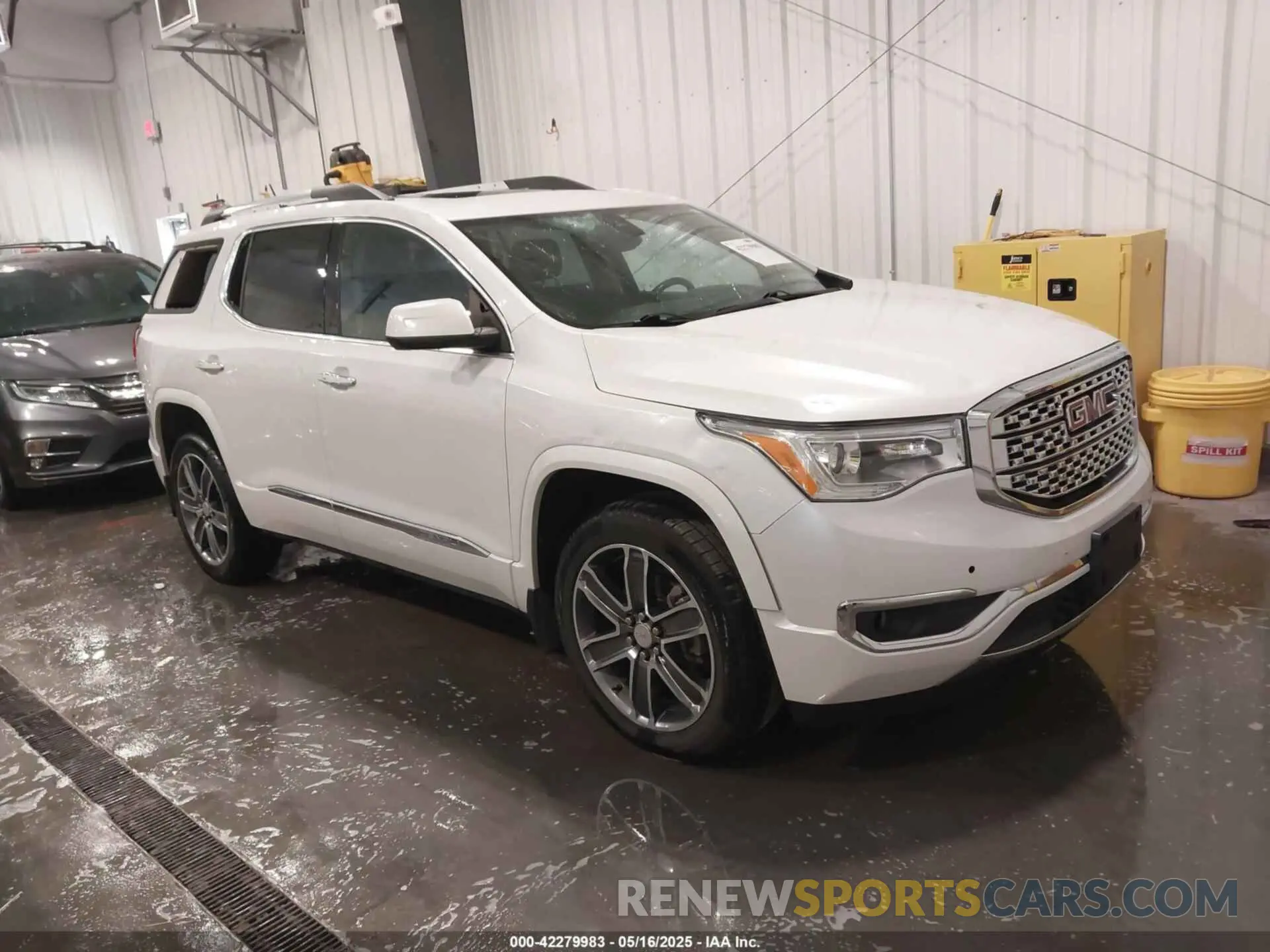 1 Photograph of a damaged car 1GKKNXLS5KZ135655 GMC ACADIA 2019