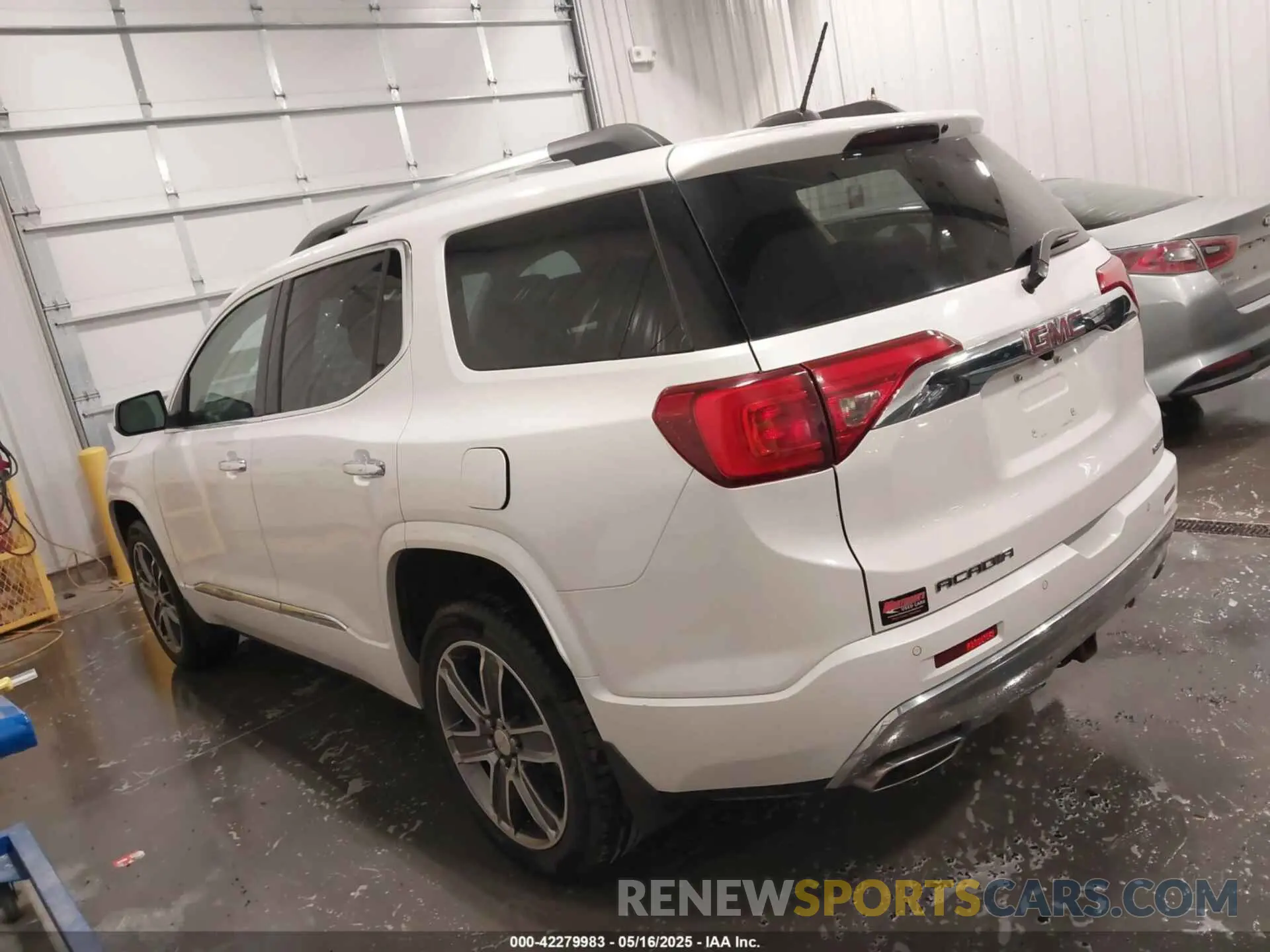 14 Photograph of a damaged car 1GKKNXLS5KZ135655 GMC ACADIA 2019