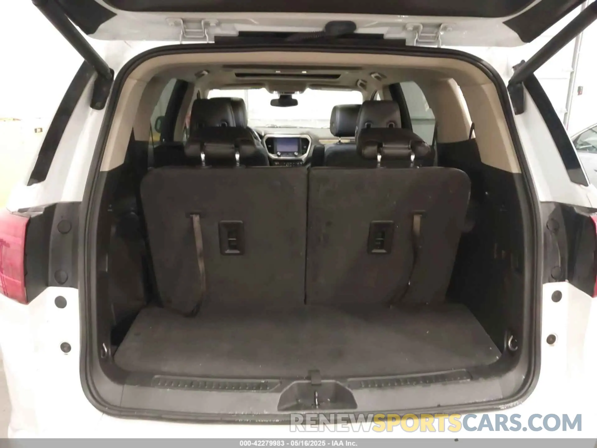 17 Photograph of a damaged car 1GKKNXLS5KZ135655 GMC ACADIA 2019
