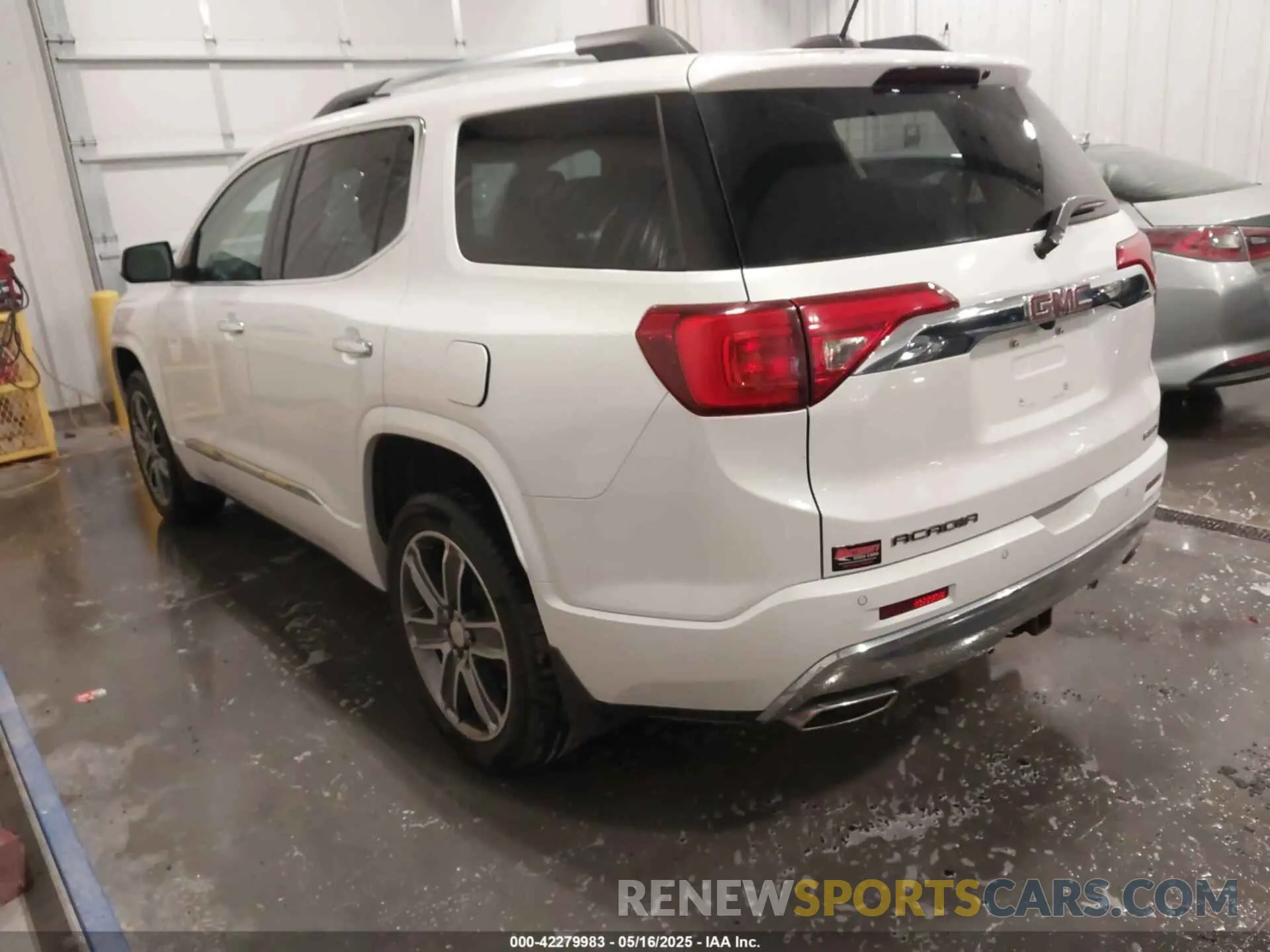 3 Photograph of a damaged car 1GKKNXLS5KZ135655 GMC ACADIA 2019