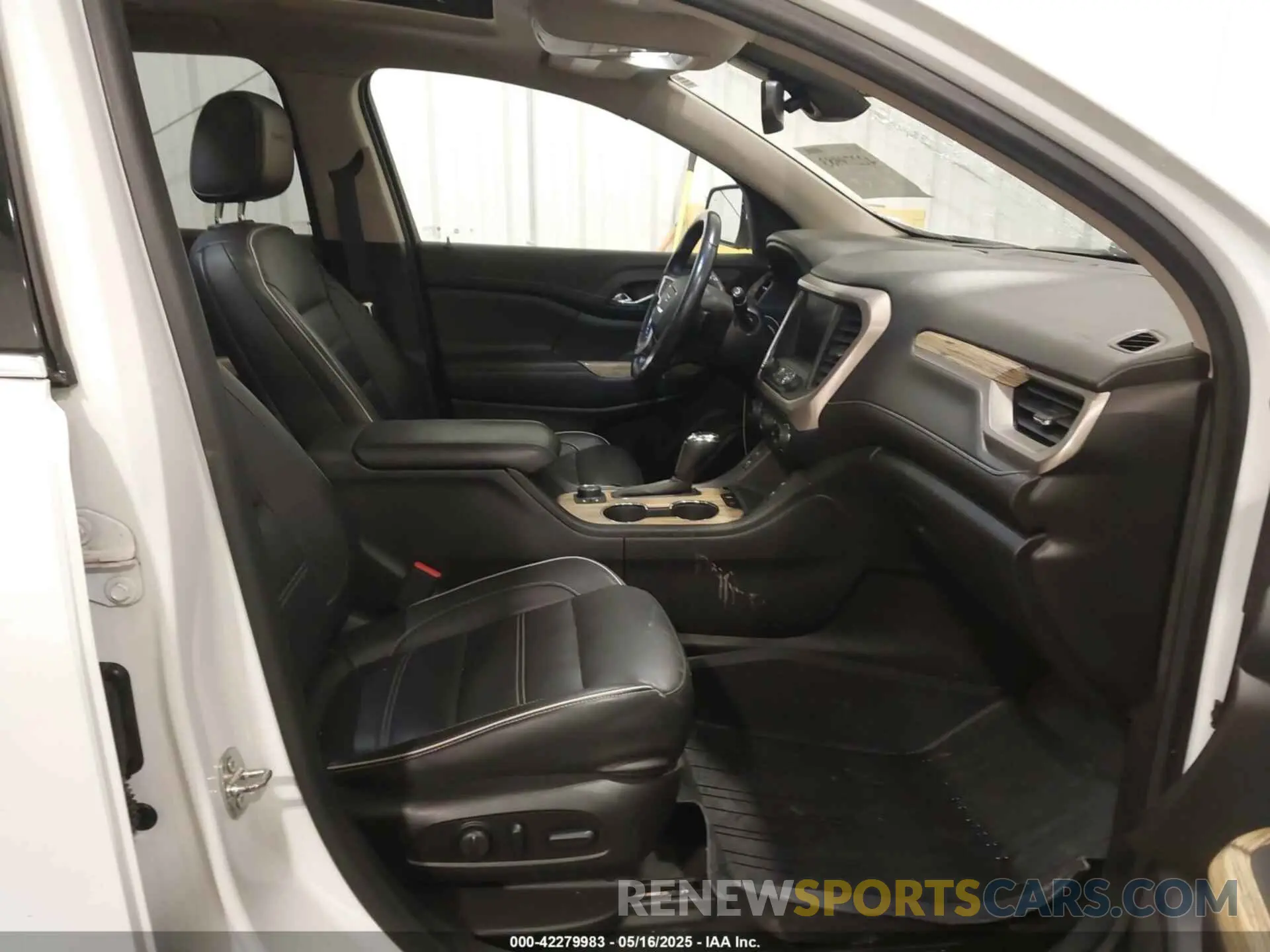 5 Photograph of a damaged car 1GKKNXLS5KZ135655 GMC ACADIA 2019