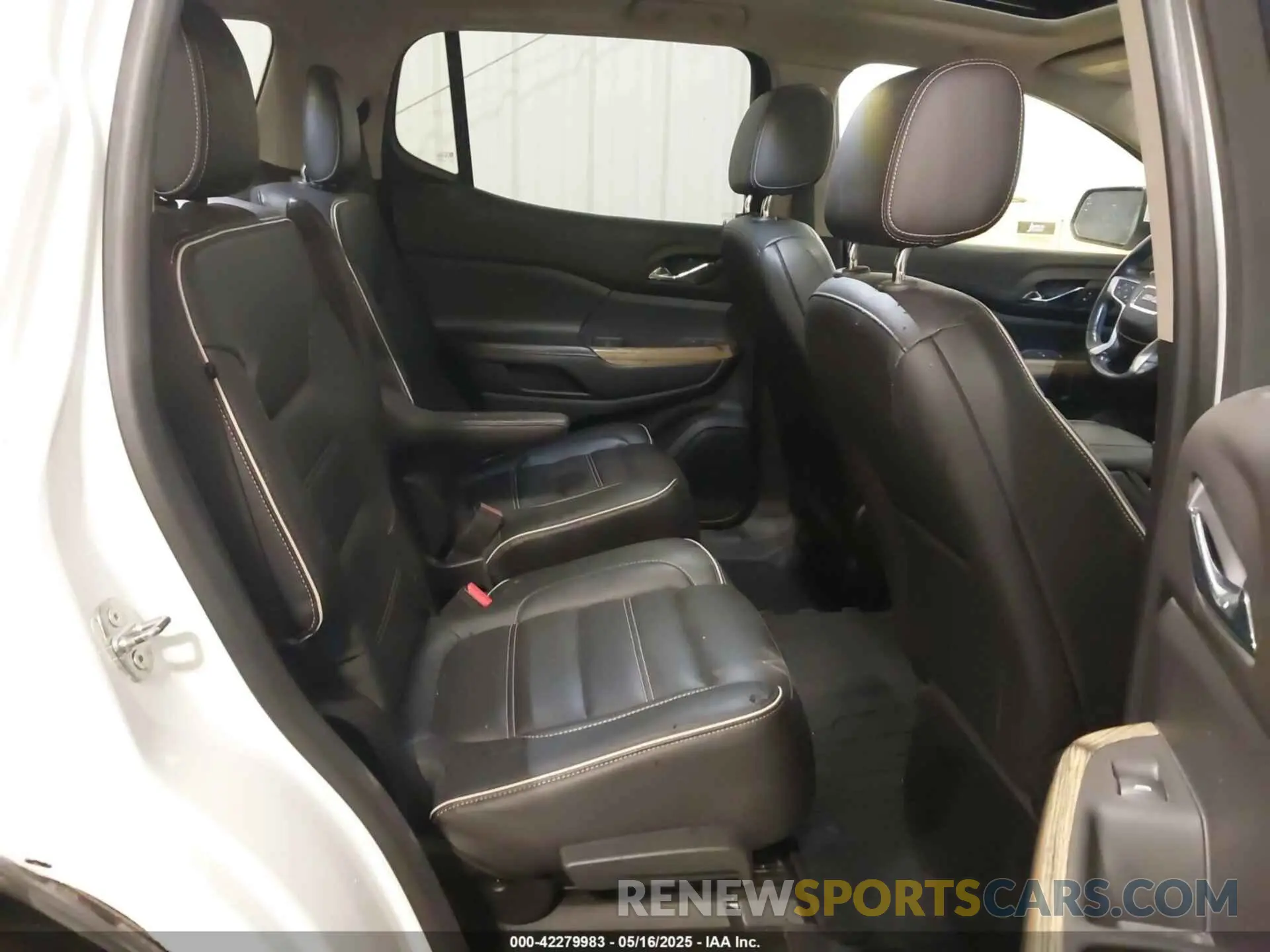 8 Photograph of a damaged car 1GKKNXLS5KZ135655 GMC ACADIA 2019