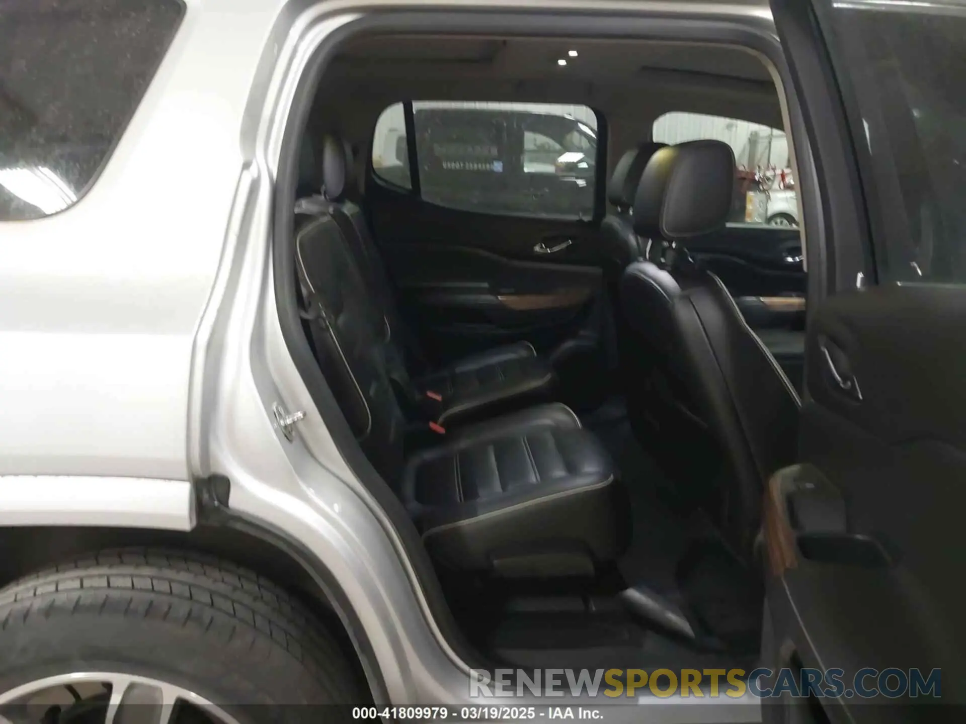 8 Photograph of a damaged car 1GKKNXLS5KZ230295 GMC ACADIA 2019