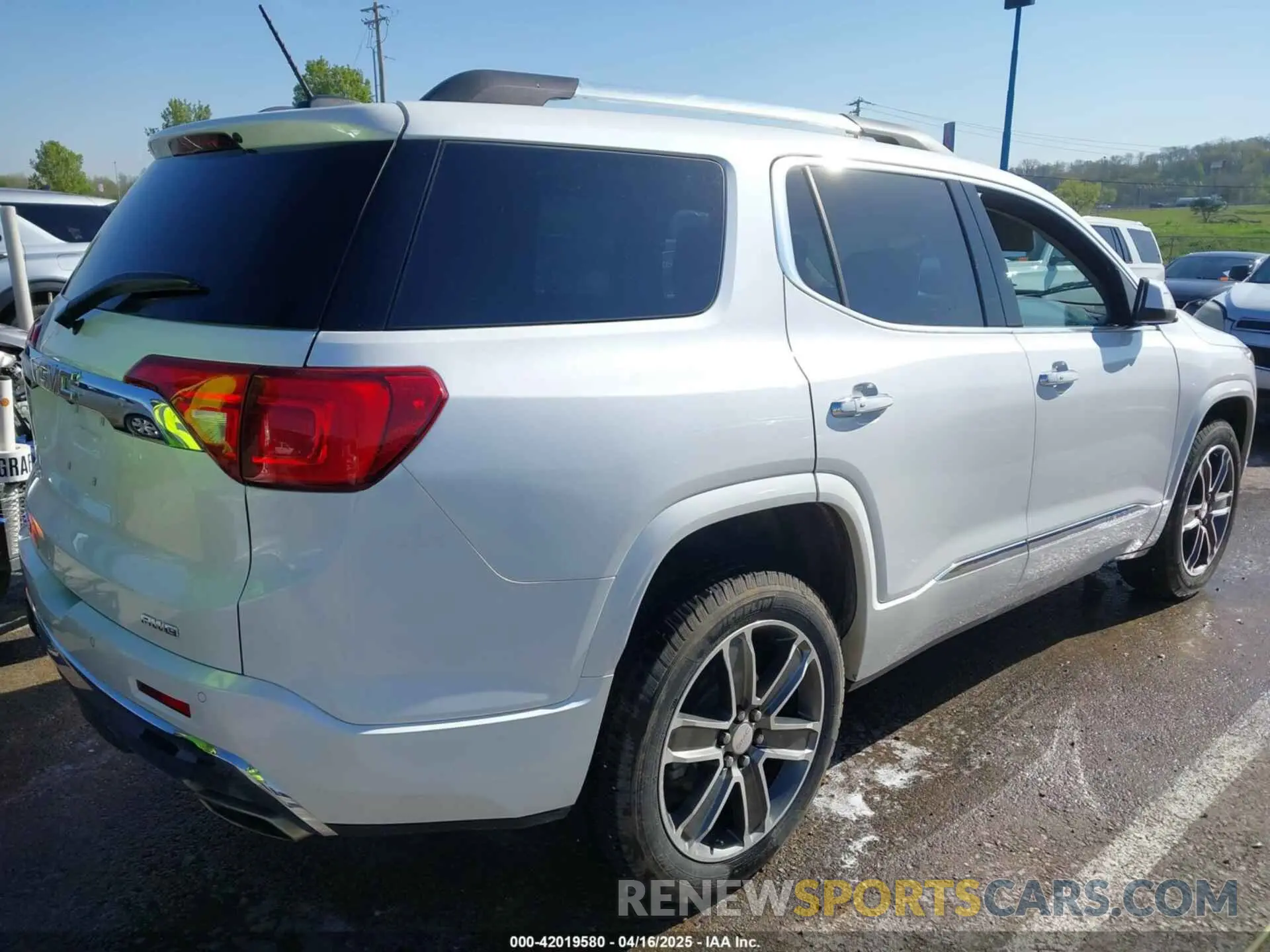 4 Photograph of a damaged car 1GKKNXLS7KZ108814 GMC ACADIA 2019