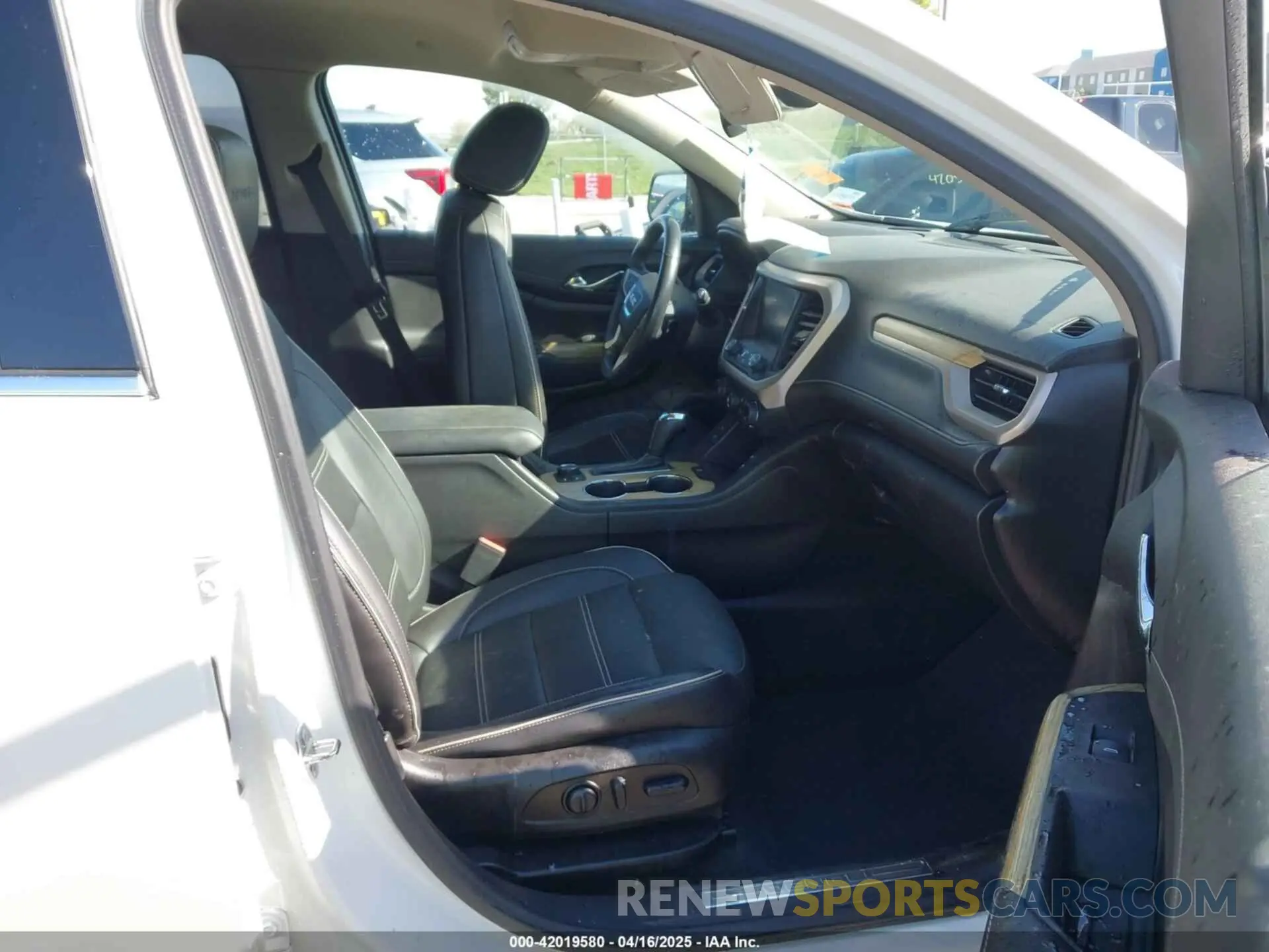 5 Photograph of a damaged car 1GKKNXLS7KZ108814 GMC ACADIA 2019