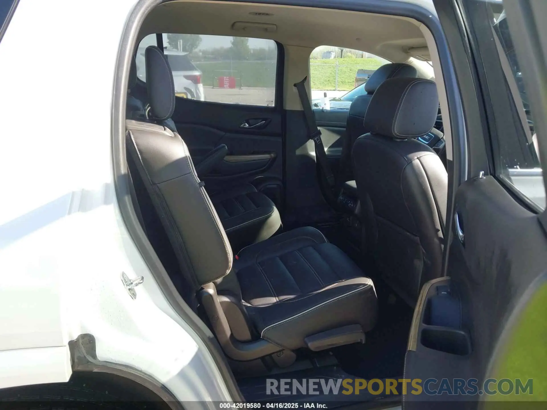 8 Photograph of a damaged car 1GKKNXLS7KZ108814 GMC ACADIA 2019