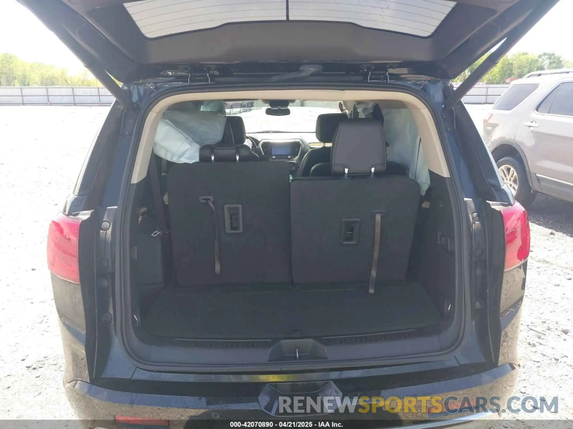 18 Photograph of a damaged car 1GKKNXLS7KZ226863 GMC ACADIA 2019