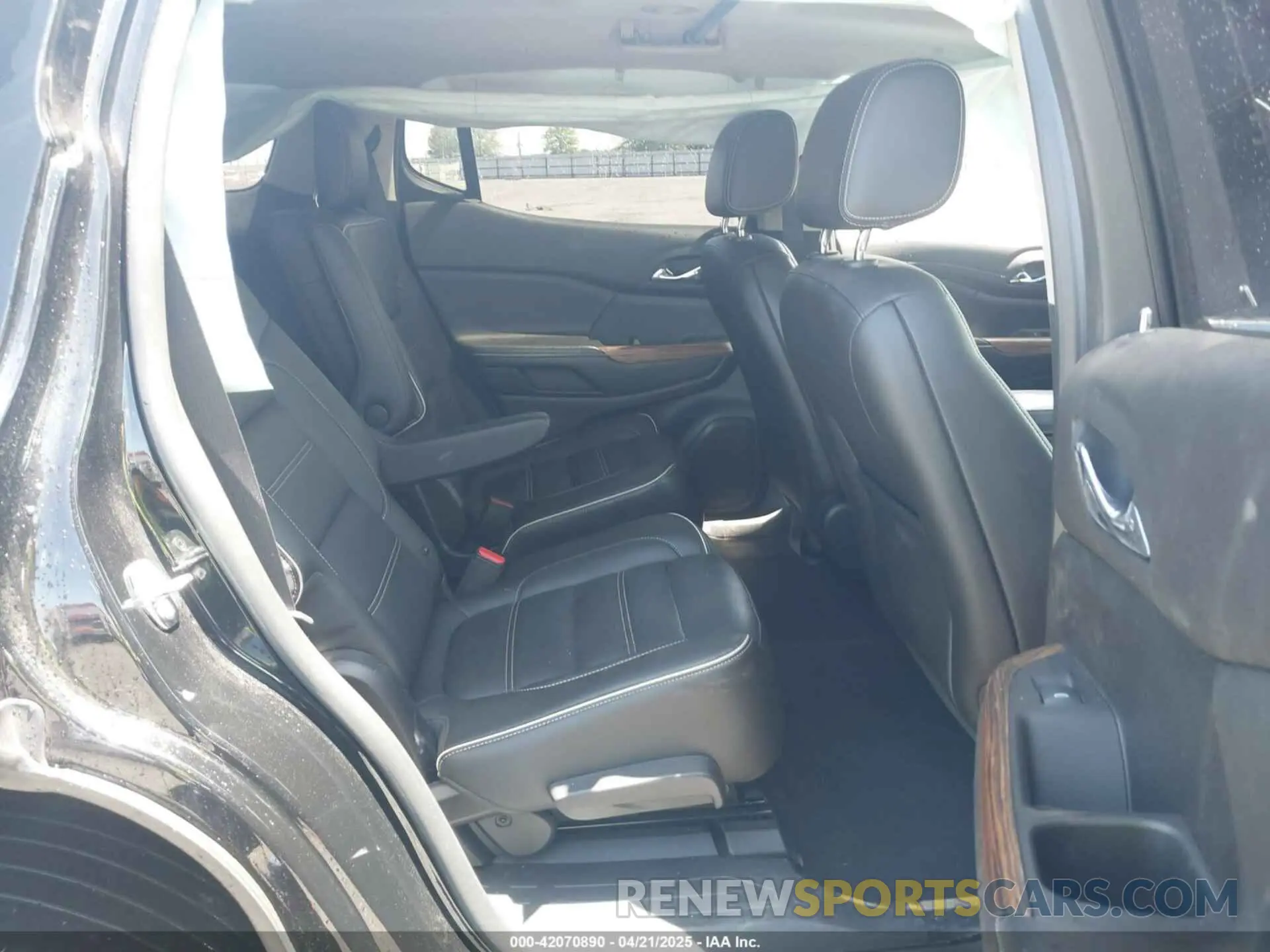 8 Photograph of a damaged car 1GKKNXLS7KZ226863 GMC ACADIA 2019