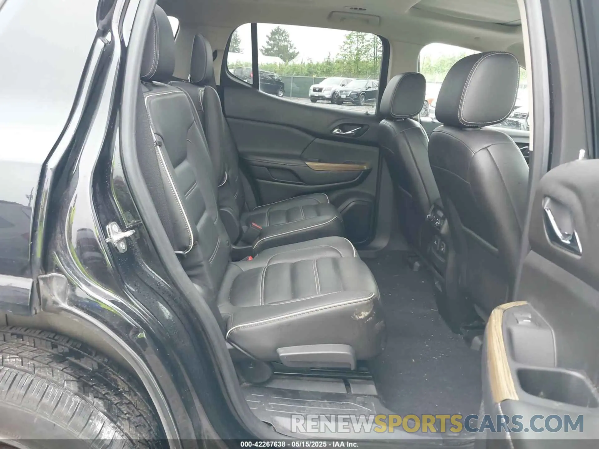 8 Photograph of a damaged car 1GKKNXLSXKZ100397 GMC ACADIA 2019