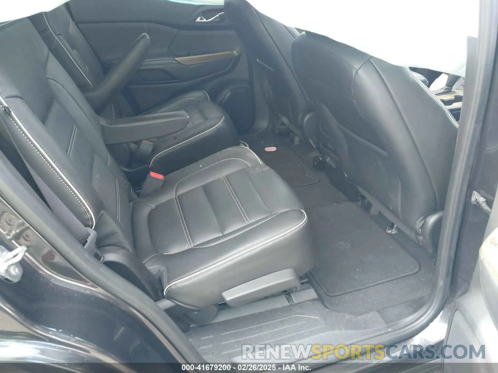 8 Photograph of a damaged car 1GKKNXLSXKZ114736 GMC ACADIA 2019