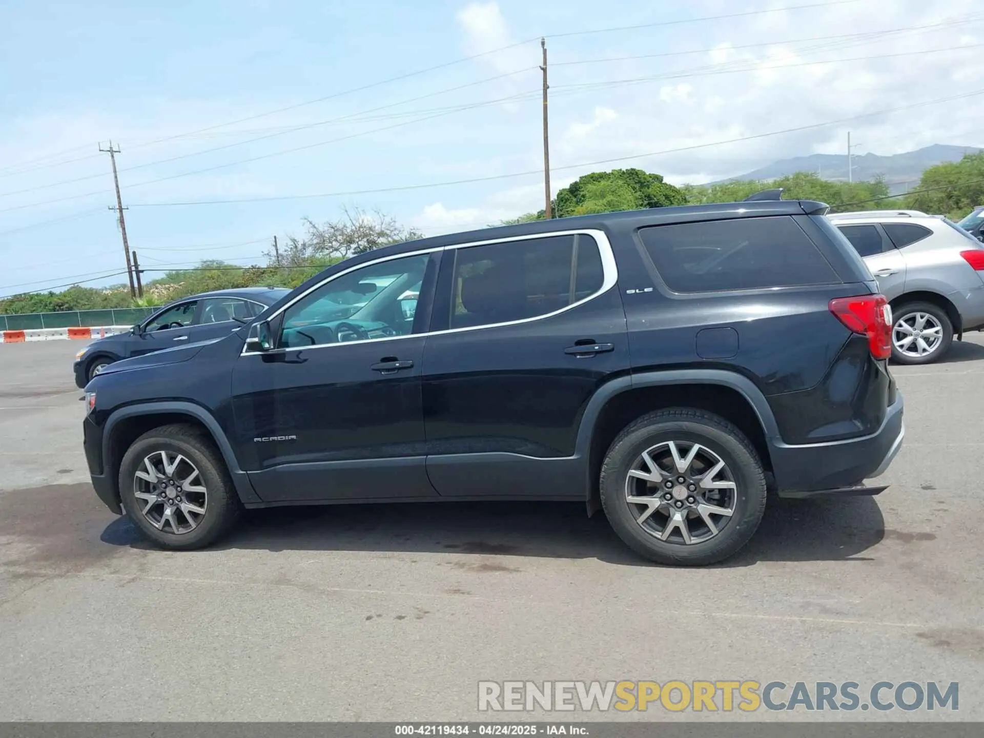 14 Photograph of a damaged car 1GKKNKLA2LZ138525 GMC ACADIA 2020