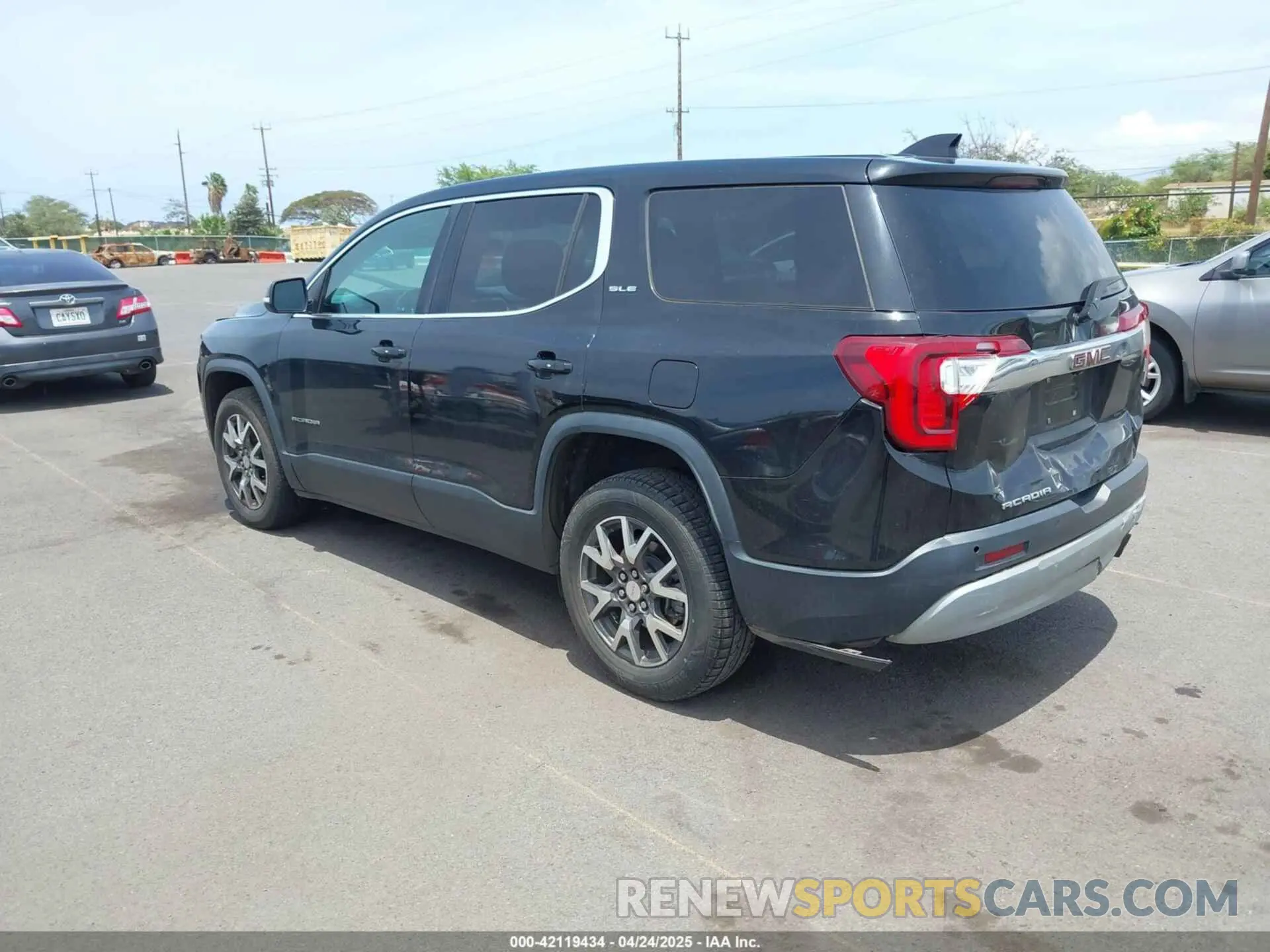 3 Photograph of a damaged car 1GKKNKLA2LZ138525 GMC ACADIA 2020